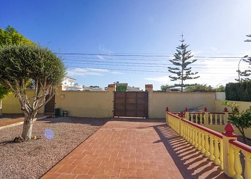 Beautiful 3 bedrooms villa with private pool in San Luis - Lotus Properties