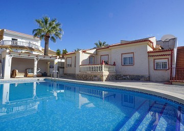 Beautiful 3 bedrooms villa with private pool in San Luis - Lotus Properties