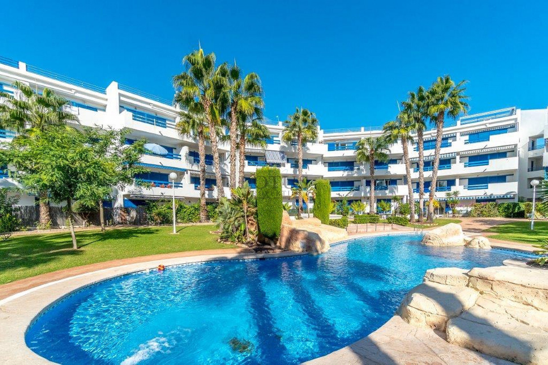 Superfin lägenhet i populära Res. La Calma med 4 pooler i Playa Flamenca - Lotus Properties