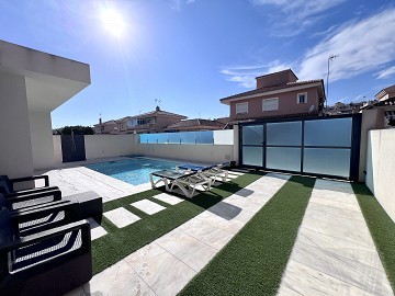 Enplansvilla med pool & takterrass - Punta Prima - Lotus Properties