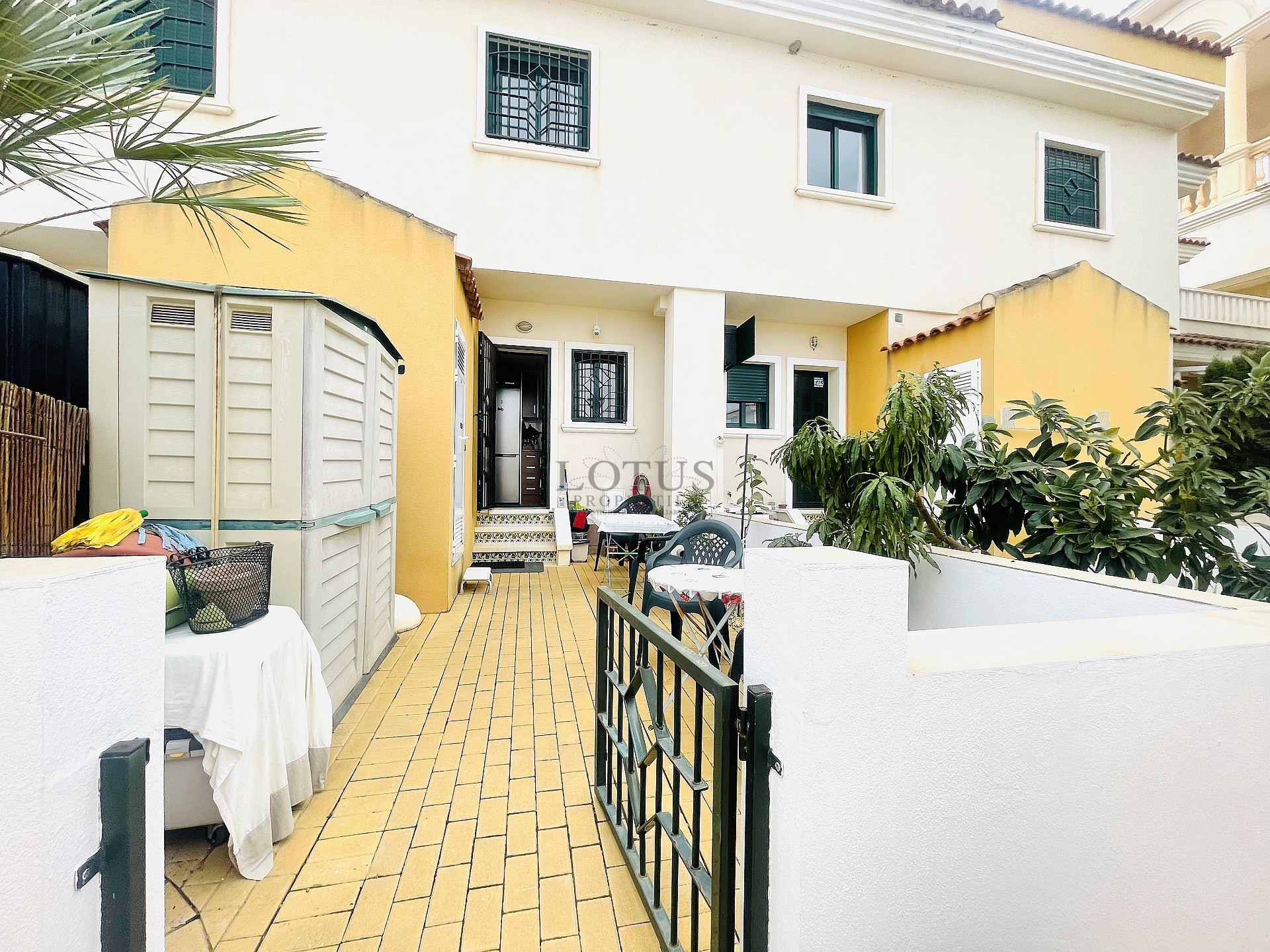 Radhus i vackra Residencial Albamar i Ciudad Quesada - Lotus Properties