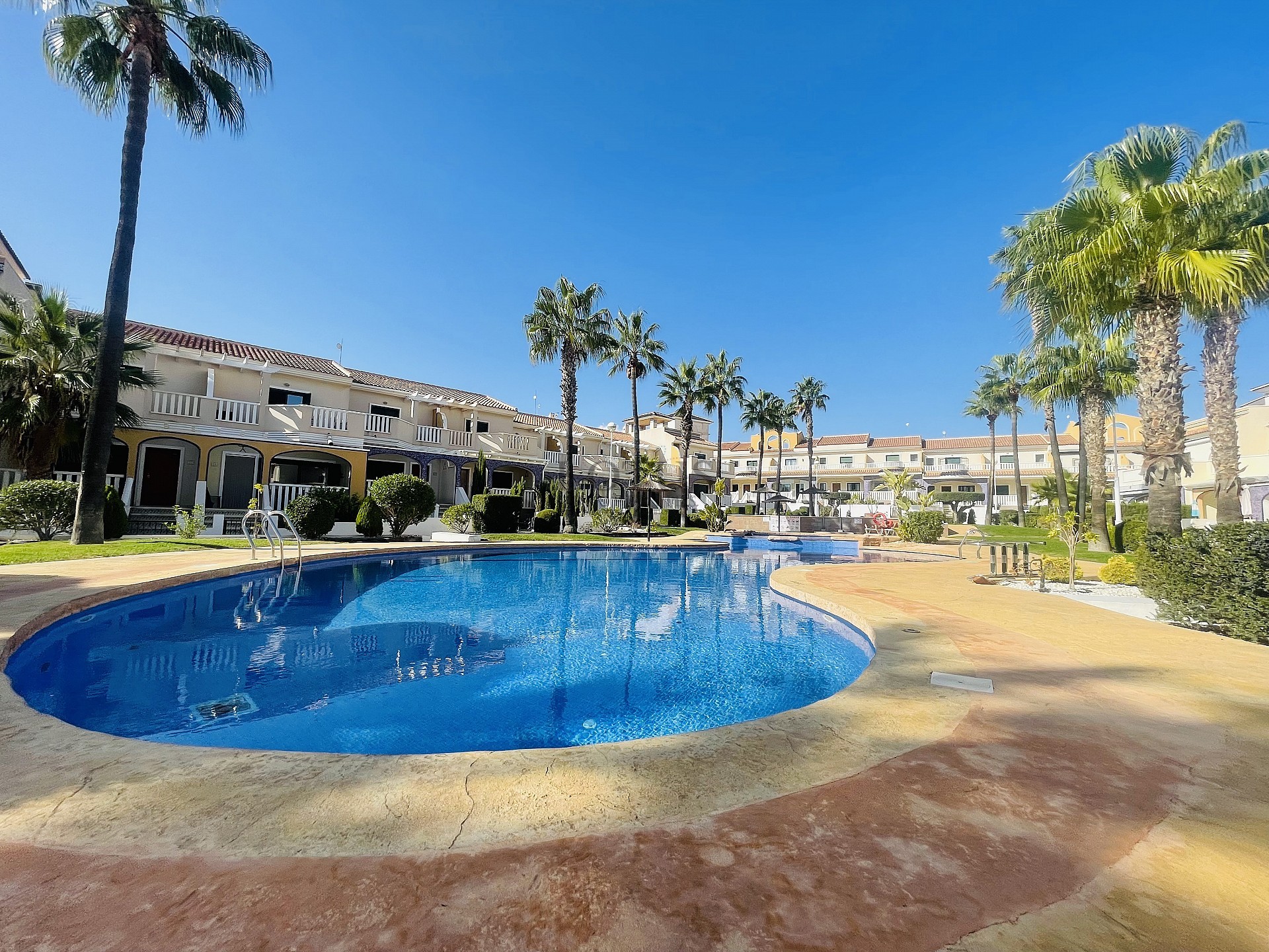 Radhus i vackra Residencial Albamar i Ciudad Quesada - Lotus Properties