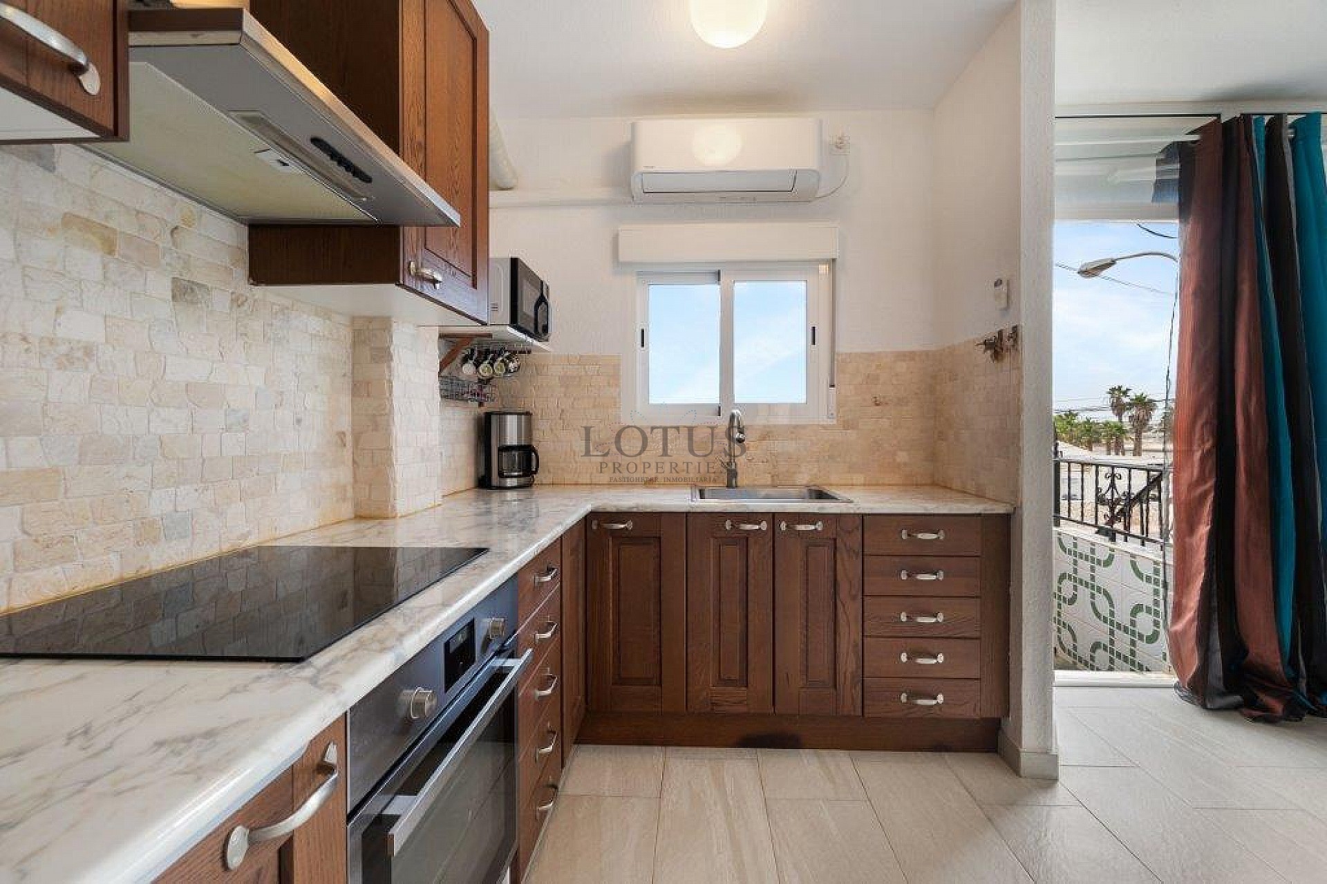 Fin Duplex lägenhet i El Chaparral med pool och terrass i väst läge! - Lotus Properties