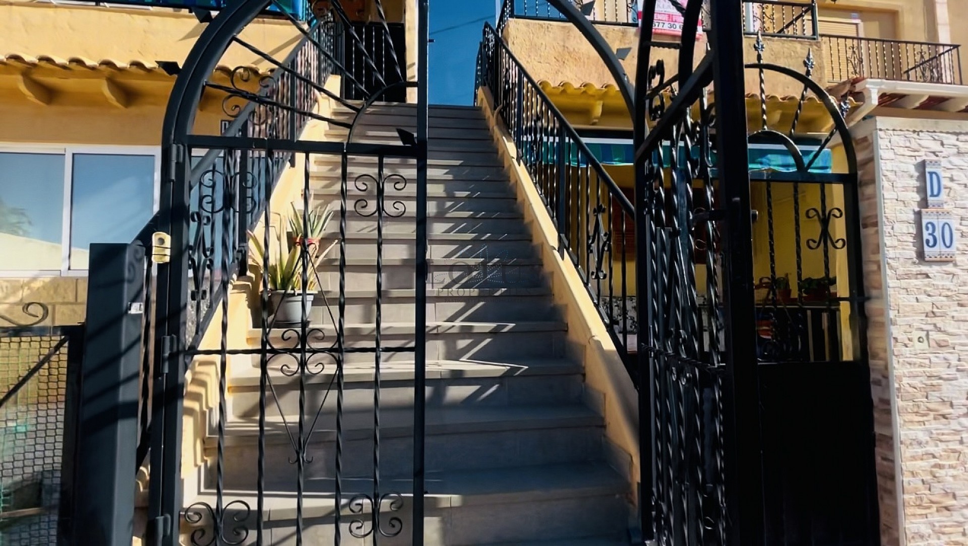 Fin Duplex lägenhet i El Chaparral med pool och terrass i väst läge! - Lotus Properties