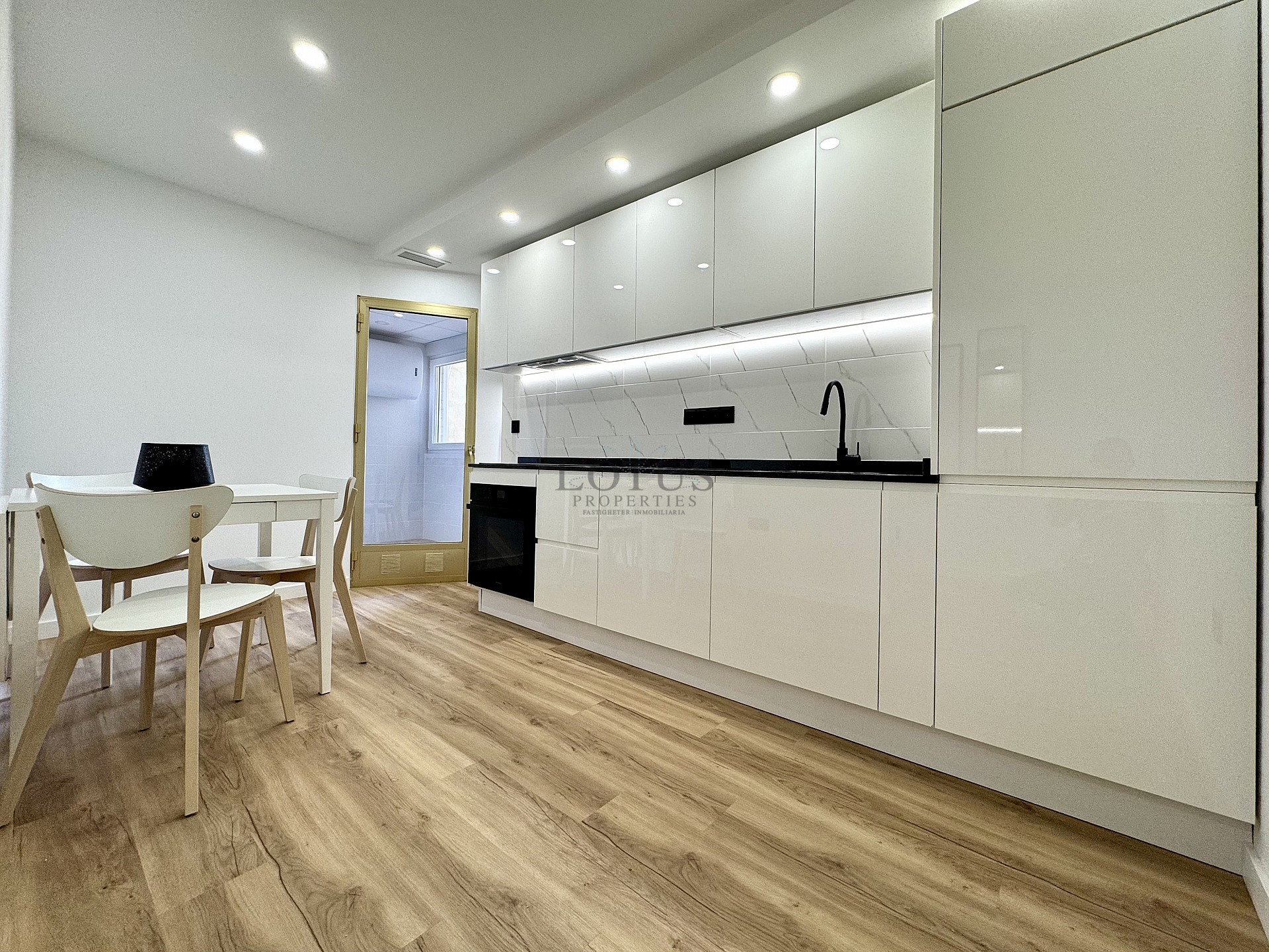 Reformed 3 bed 200 m to the beach - Lotus Properties