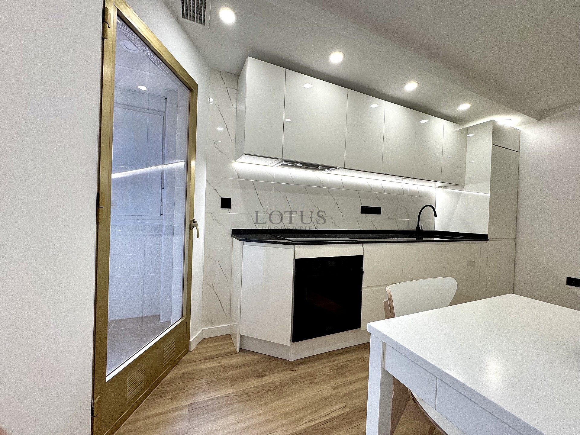 Reformed 3 bed 200 m to the beach - Lotus Properties