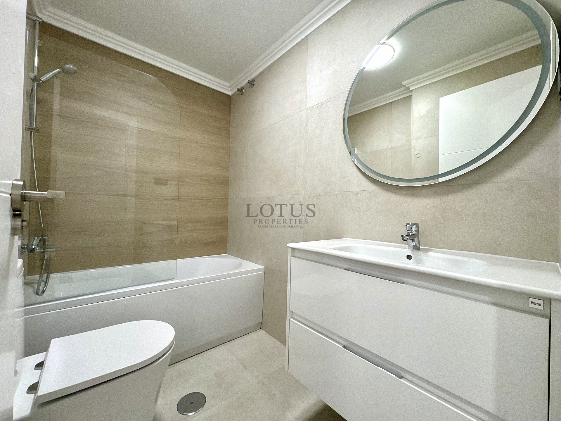 Reformed 3 bed 200 m to the beach - Lotus Properties