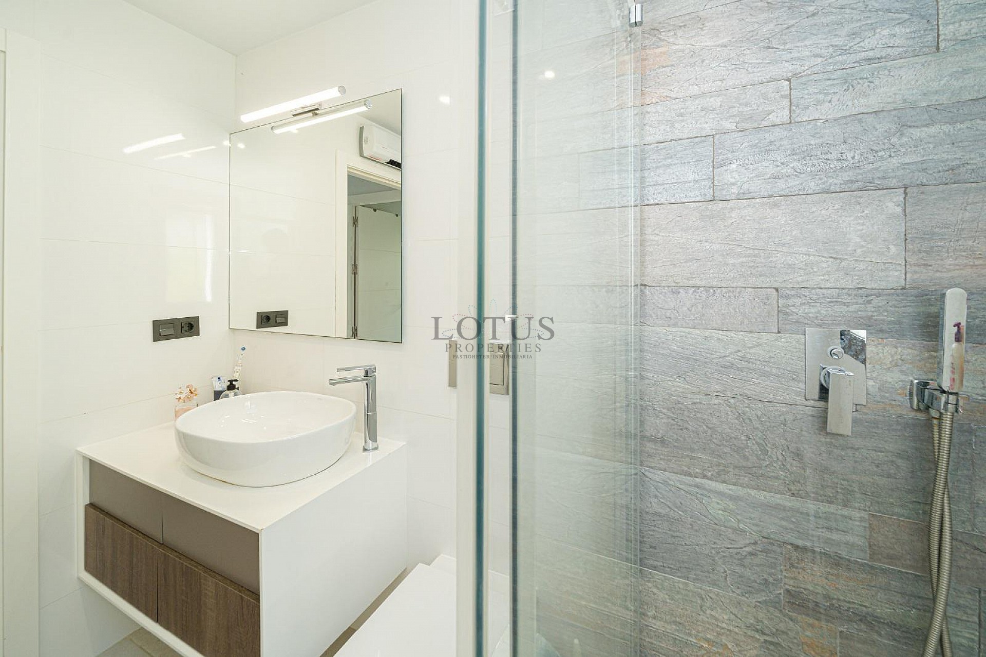 MODERN VILLA MED 3 SOVRUM OCH 2 BADRUM - PRIVAT UPPVÄRMD SALTVATTENSPOOL - Lotus Properties