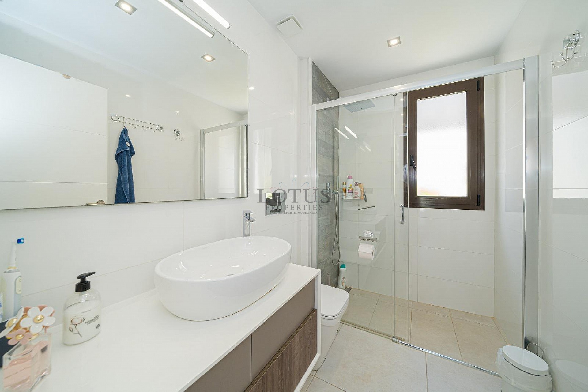 MODERN VILLA MED 3 SOVRUM OCH 2 BADRUM - PRIVAT UPPVÄRMD SALTVATTENSPOOL - Lotus Properties