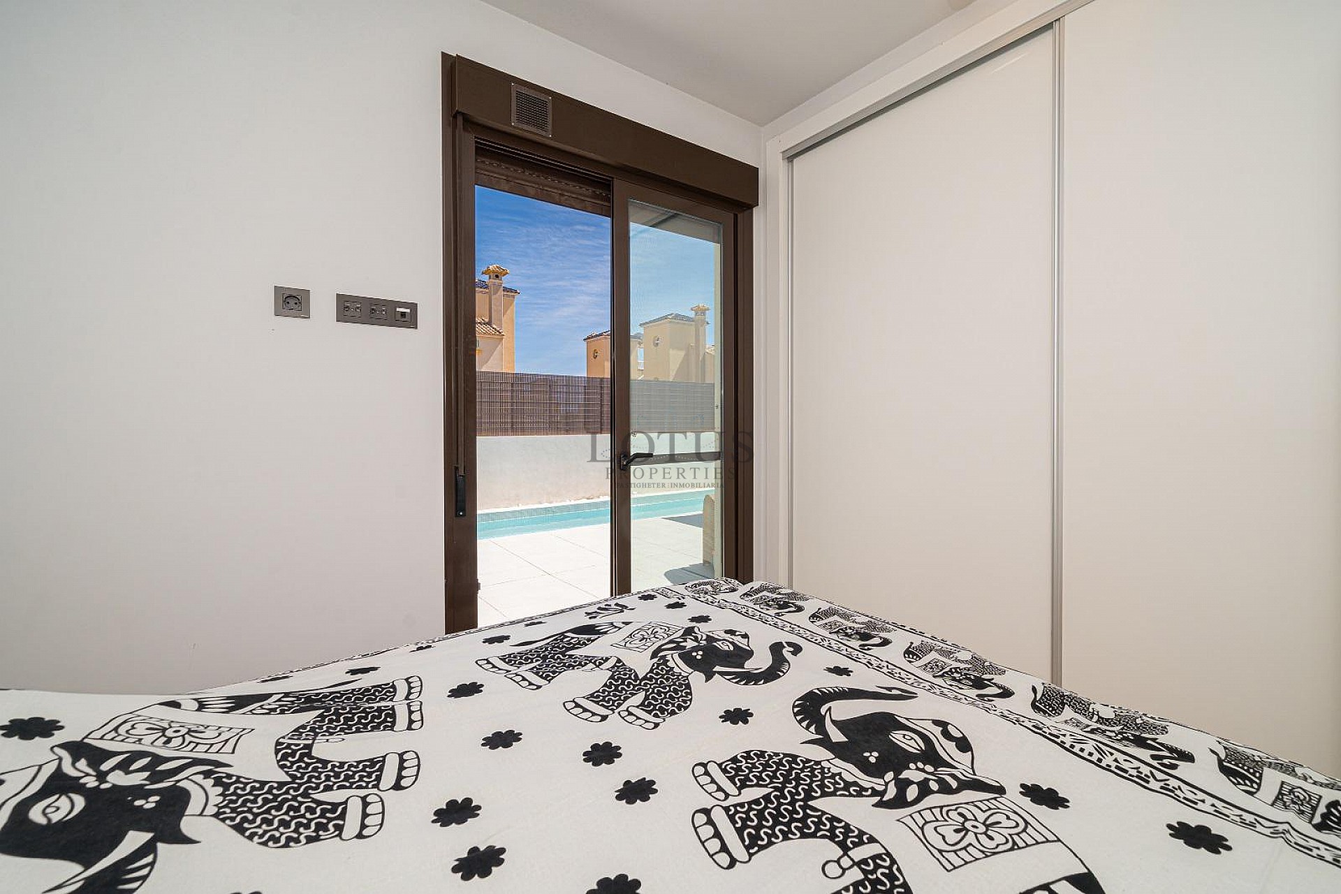 MODERN VILLA MED 3 SOVRUM OCH 2 BADRUM - PRIVAT UPPVÄRMD SALTVATTENSPOOL - Lotus Properties