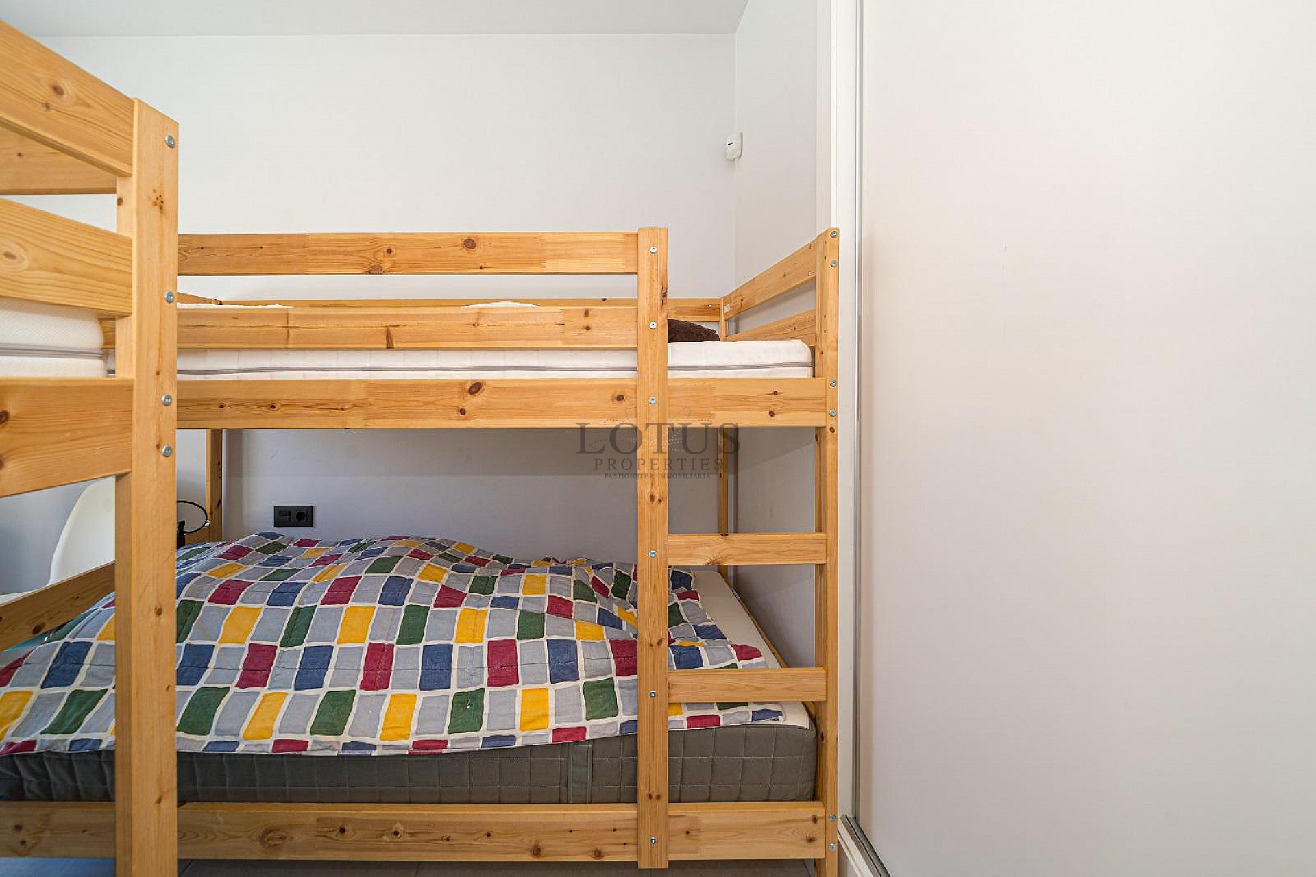 MODERN VILLA MED 3 SOVRUM OCH 2 BADRUM - PRIVAT UPPVÄRMD SALTVATTENSPOOL - Lotus Properties