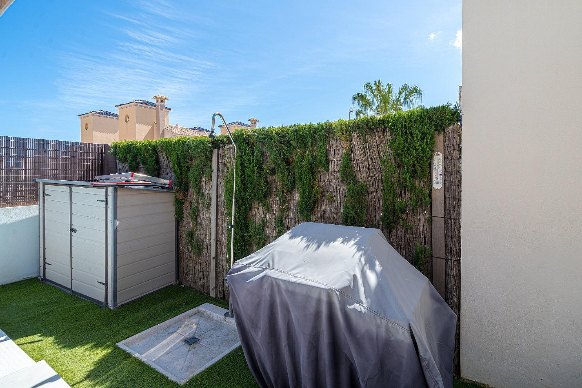 MODERN VILLA MED 3 SOVRUM OCH 2 BADRUM - PRIVAT UPPVÄRMD SALTVATTENSPOOL - Lotus Properties