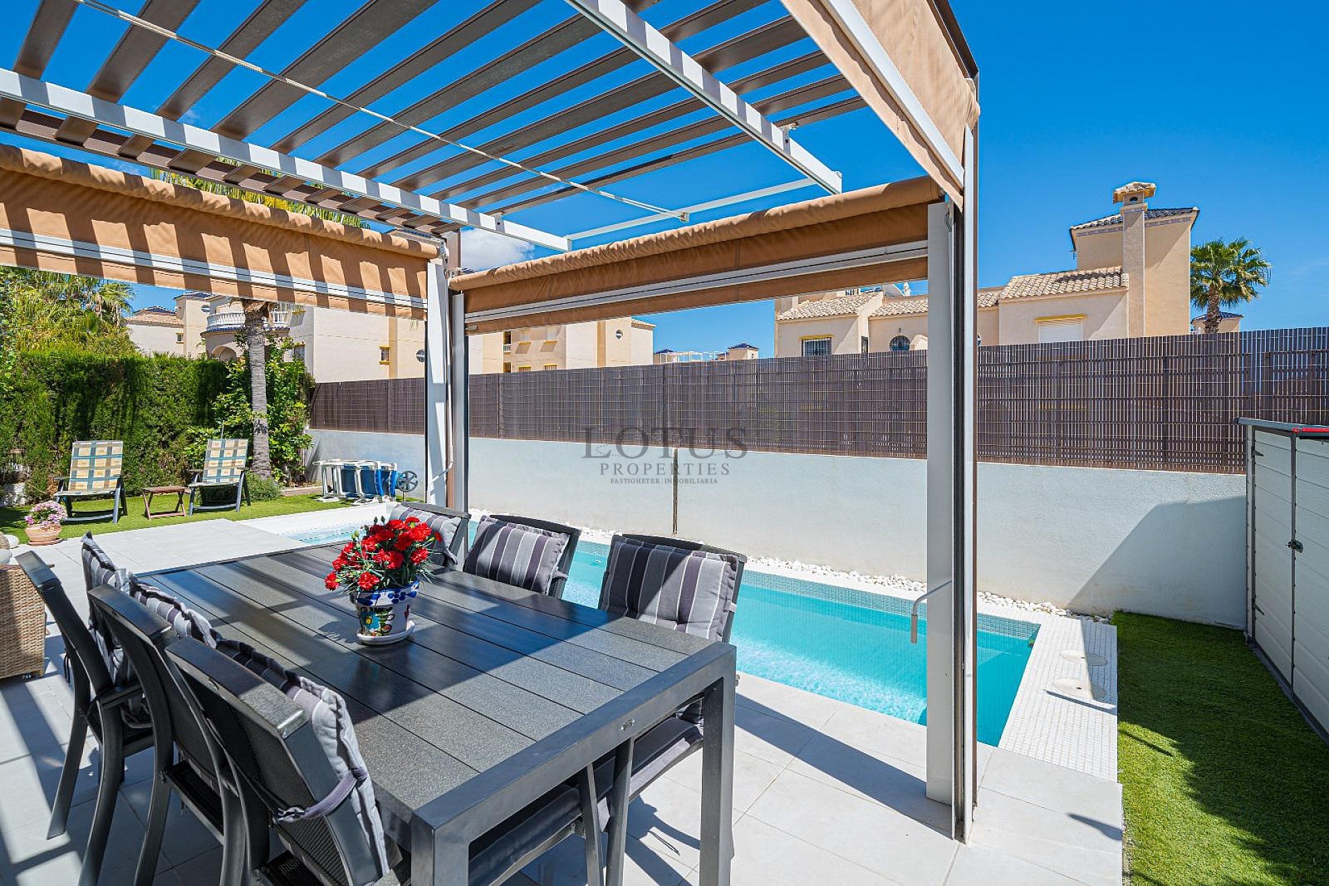 MODERN VILLA MED 3 SOVRUM OCH 2 BADRUM - PRIVAT UPPVÄRMD SALTVATTENSPOOL - Lotus Properties