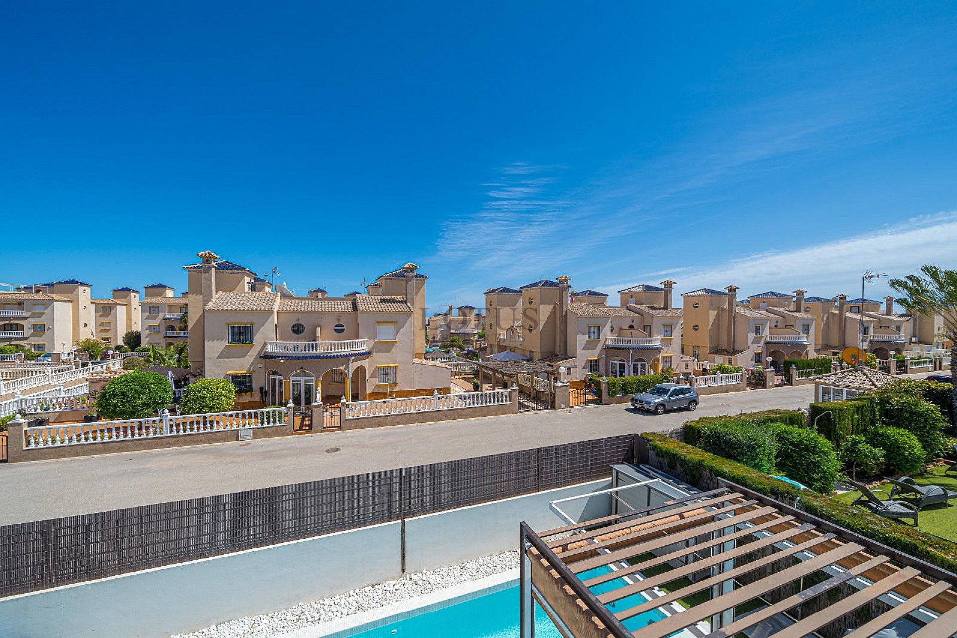 MODERN VILLA MED 3 SOVRUM OCH 2 BADRUM - PRIVAT UPPVÄRMD SALTVATTENSPOOL - Lotus Properties