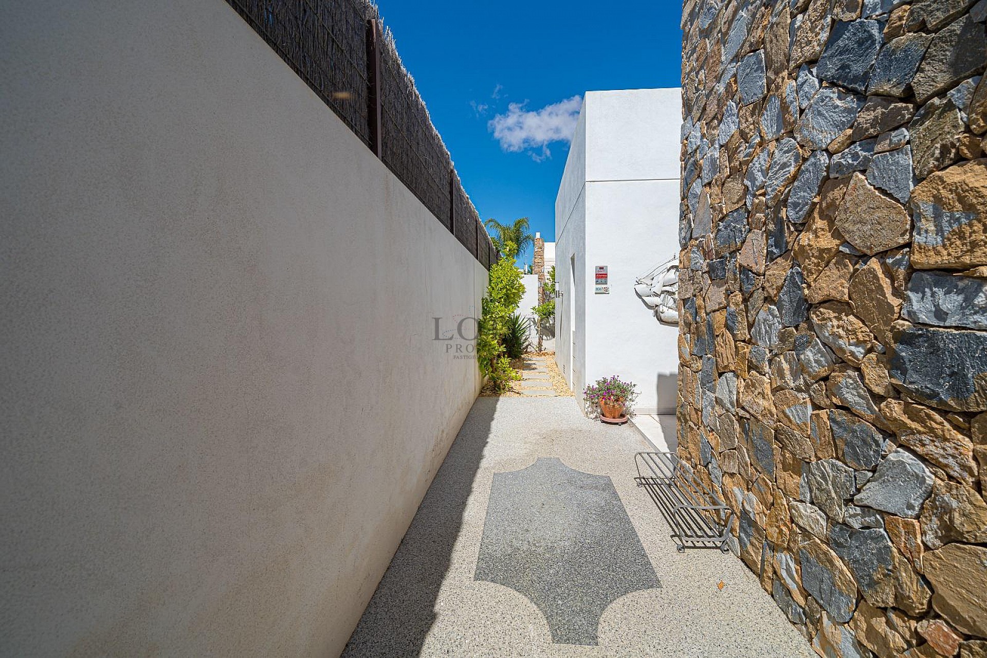 MODERN VILLA MED 3 SOVRUM OCH 2 BADRUM - PRIVAT UPPVÄRMD SALTVATTENSPOOL - Lotus Properties