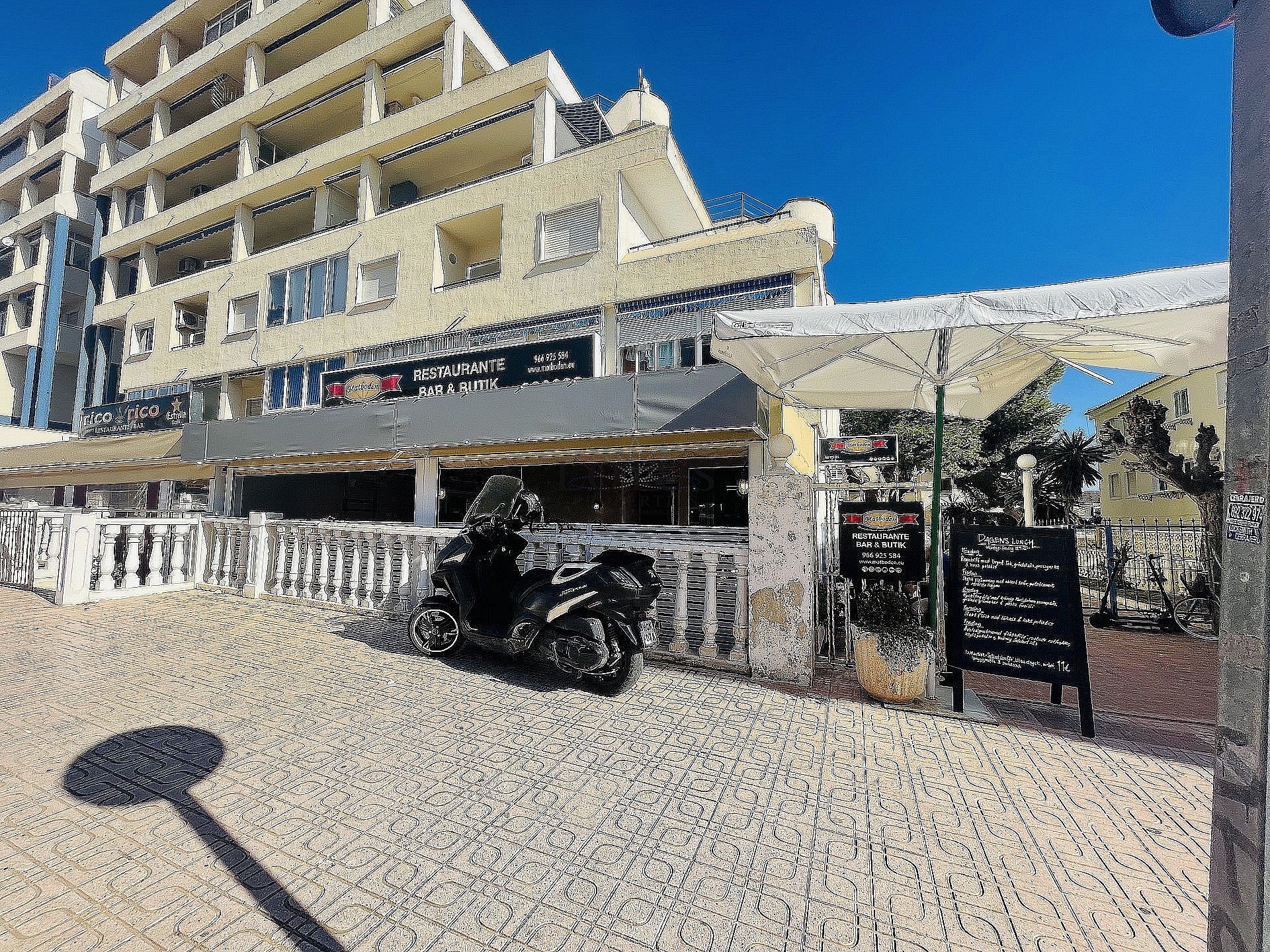 Fantastisk fin hörn markplan i Altos de la Bahia XI framför poolen! - Lotus Properties