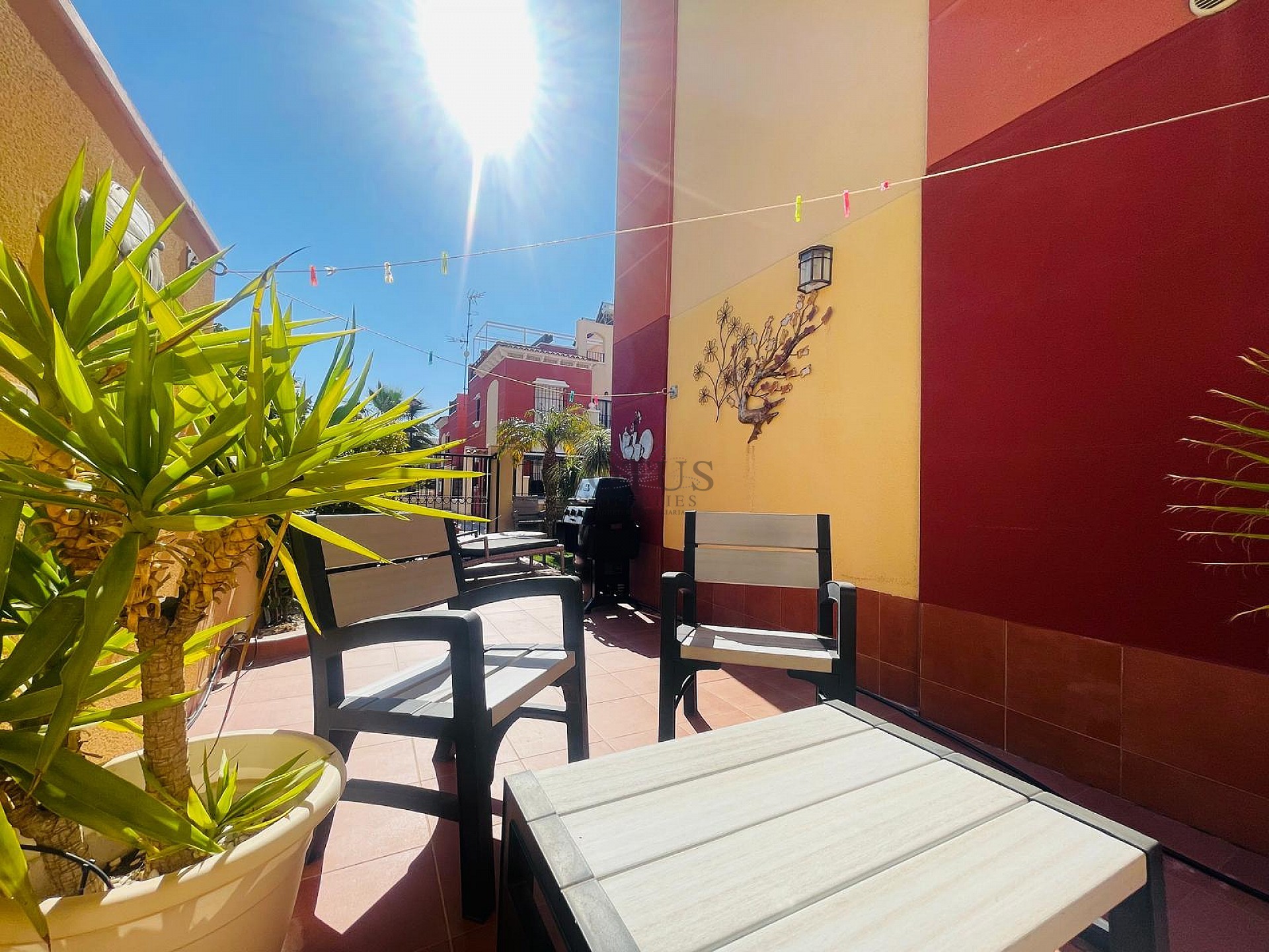 Fantastisk fin hörn markplan i Altos de la Bahia XI framför poolen! - Lotus Properties