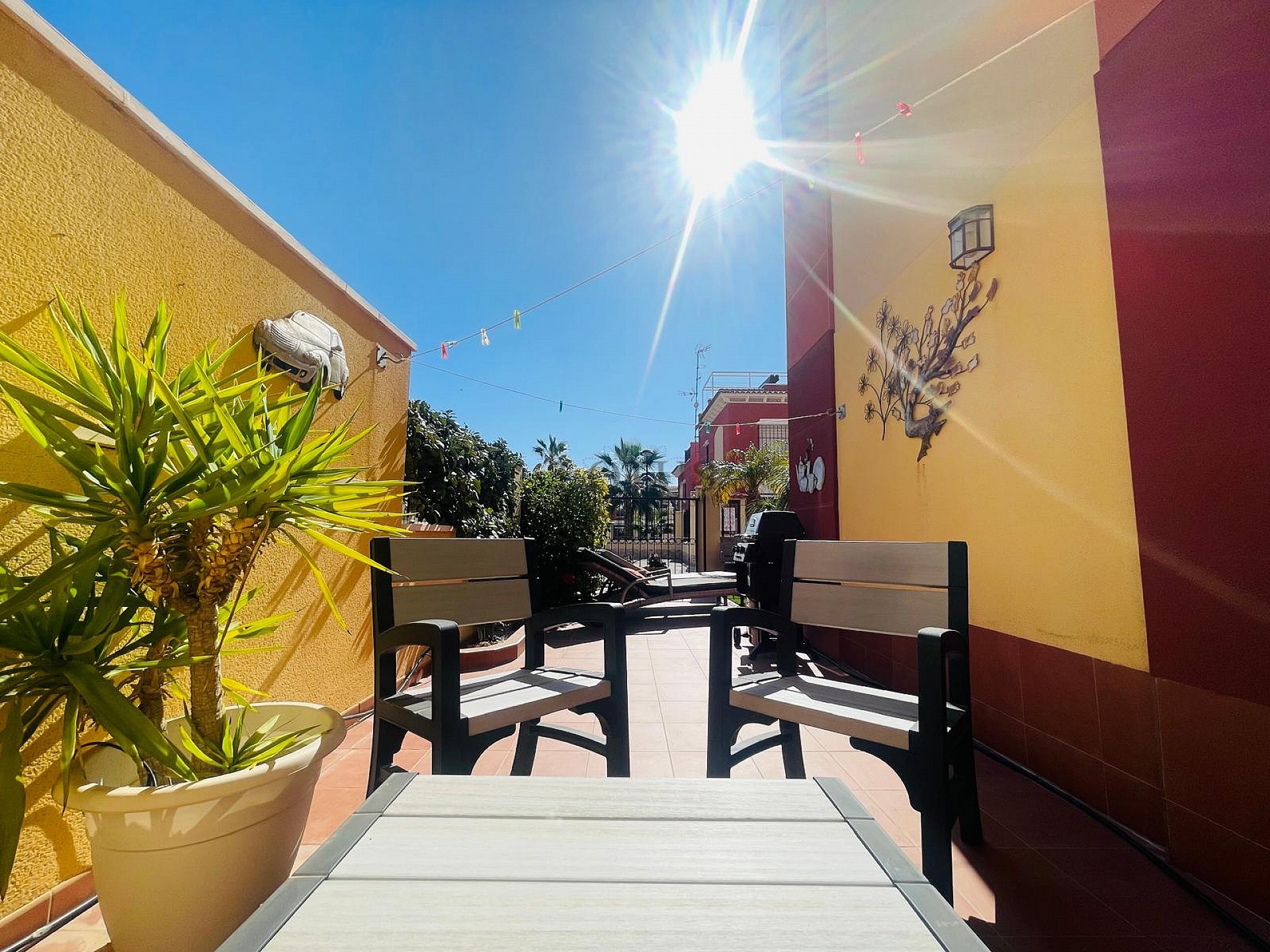 Fantastisk fin hörn markplan i Altos de la Bahia XI framför poolen! - Lotus Properties