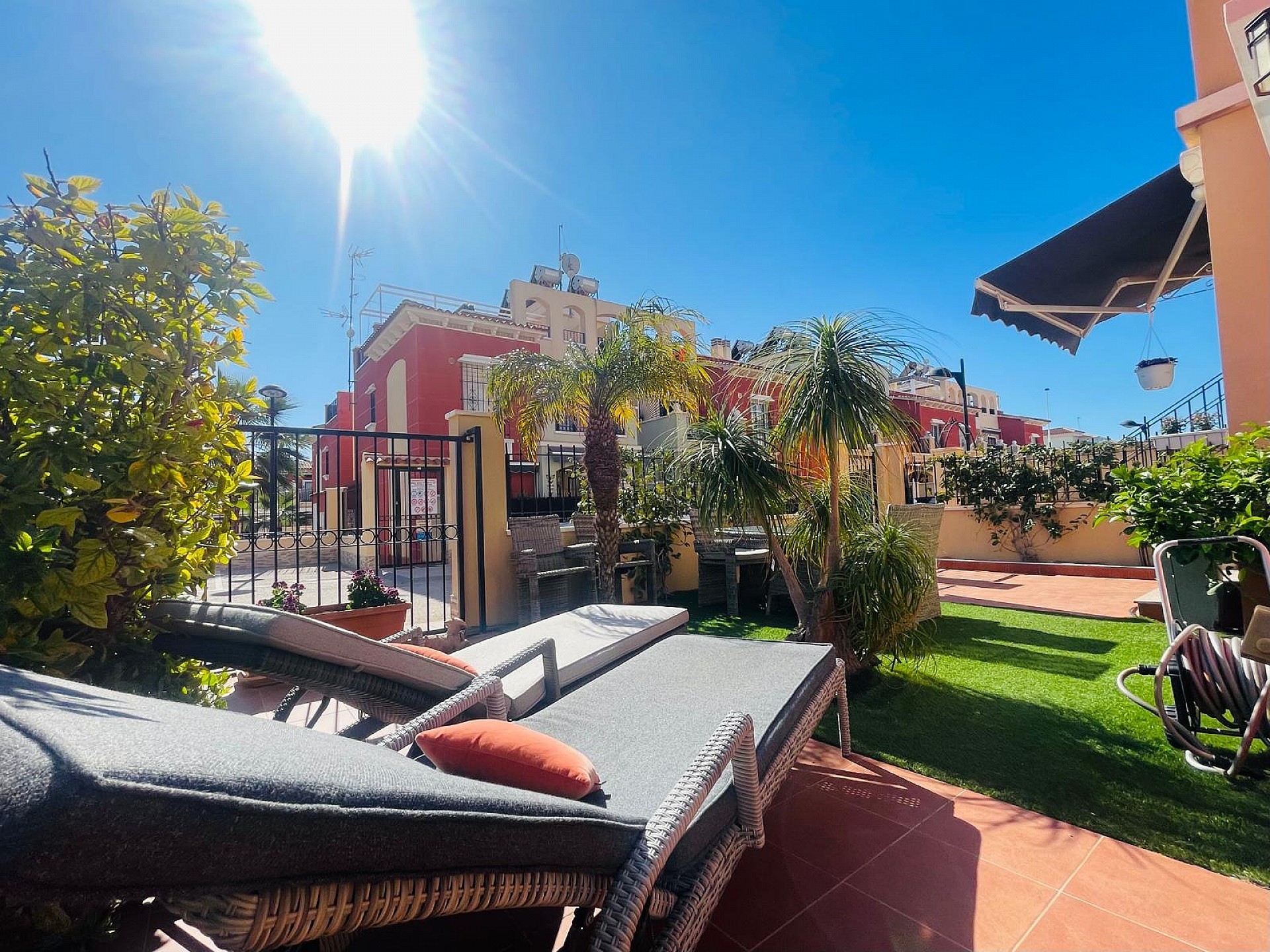 Fantastisk fin hörn markplan i Altos de la Bahia XI framför poolen! - Lotus Properties