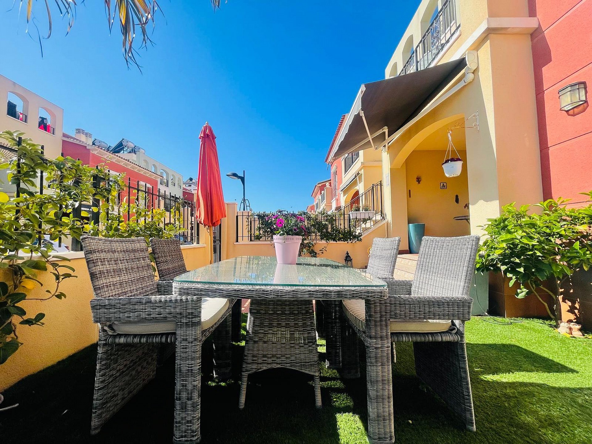 Fantastisk fin hörn markplan i Altos de la Bahia XI framför poolen! - Lotus Properties