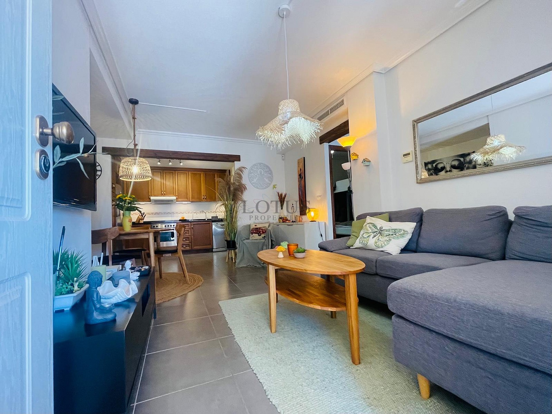 Fantastisk fin hörn markplan i Altos de la Bahia XI framför poolen! - Lotus Properties