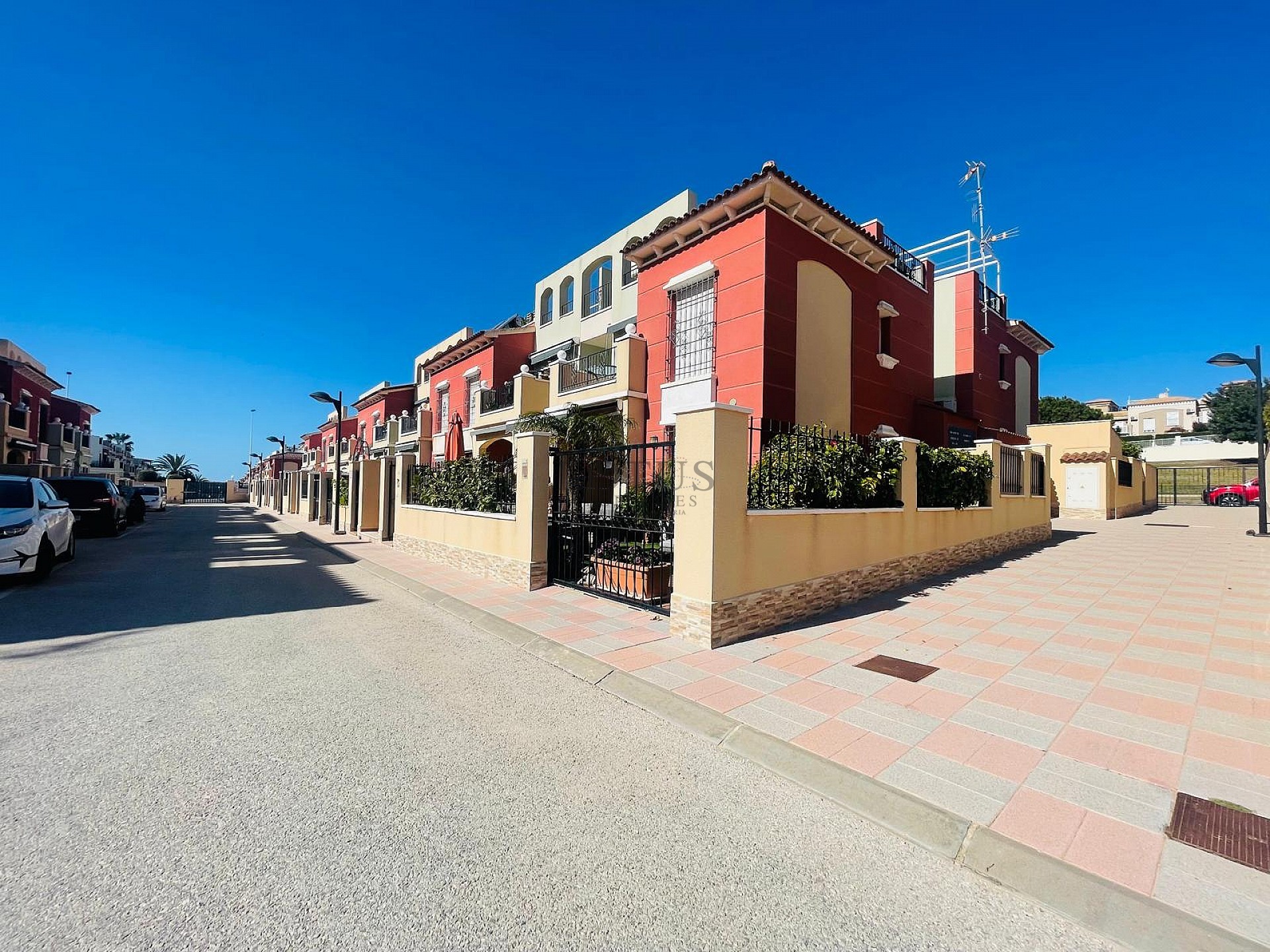 Fantastisk fin hörn markplan i Altos de la Bahia XI framför poolen! - Lotus Properties