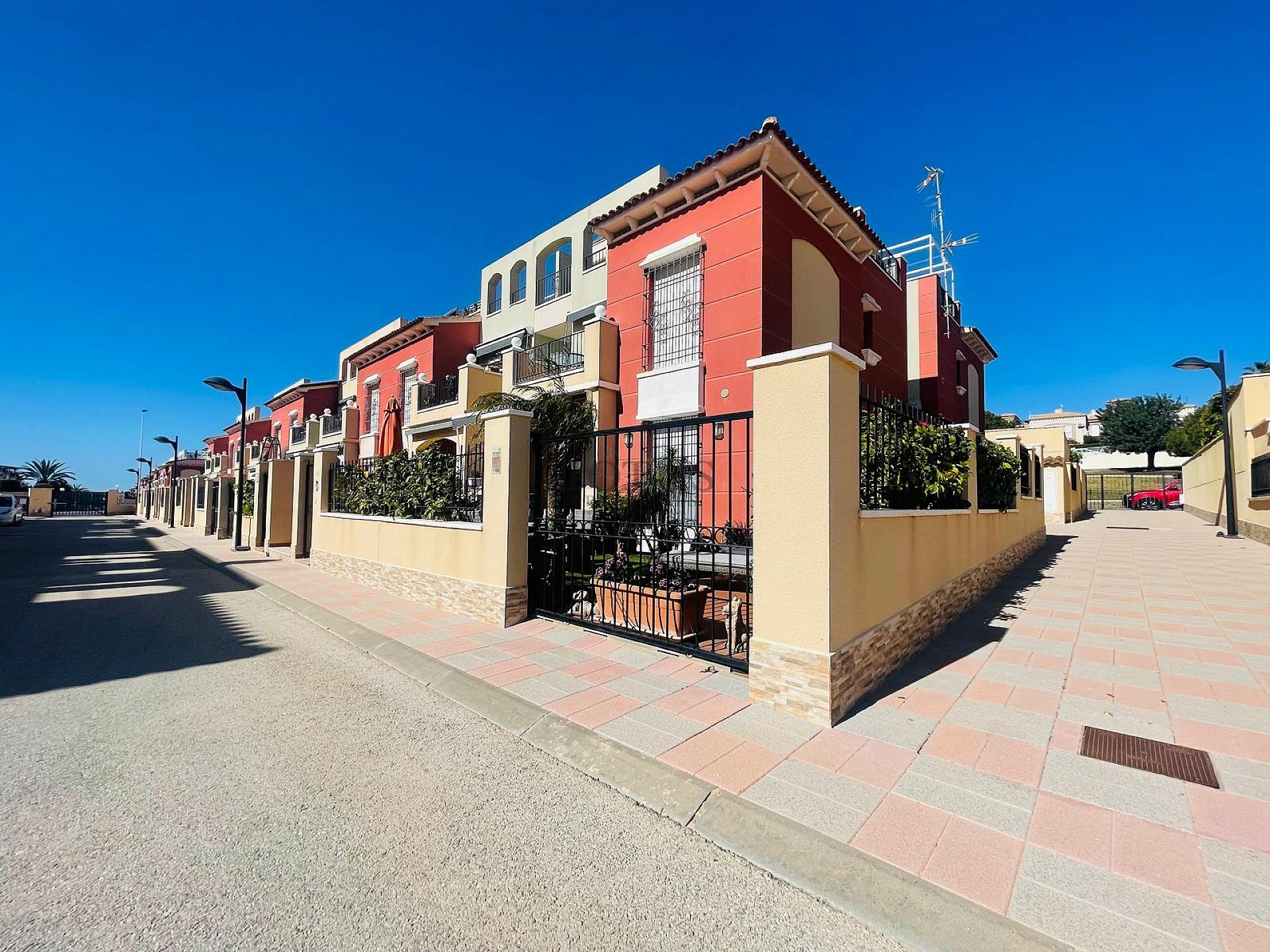 Fantastisk fin hörn markplan i Altos de la Bahia XI framför poolen! - Lotus Properties