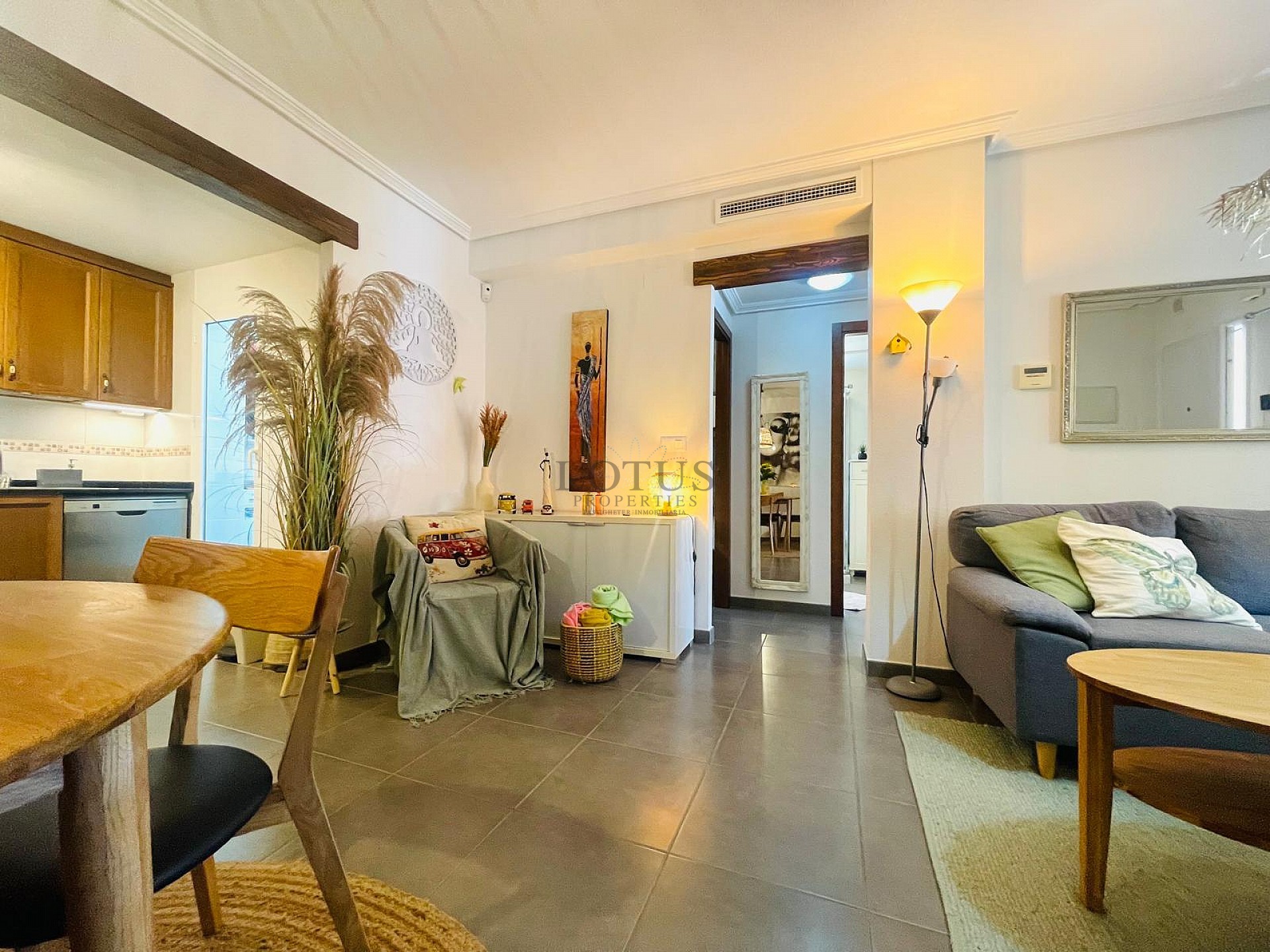 Fantastisk fin hörn markplan i Altos de la Bahia XI framför poolen! - Lotus Properties