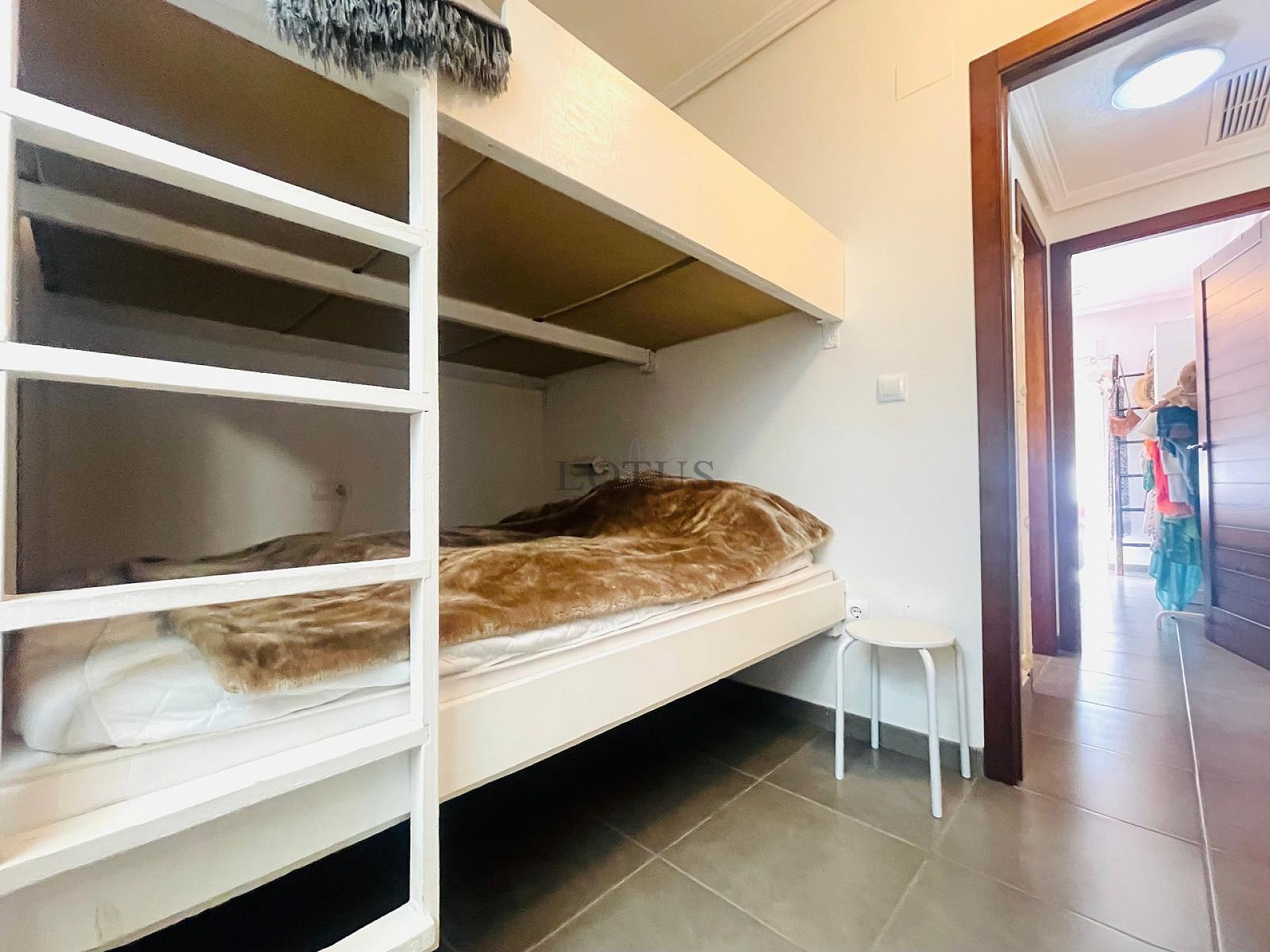 Fantastisk fin hörn markplan i Altos de la Bahia XI framför poolen! - Lotus Properties