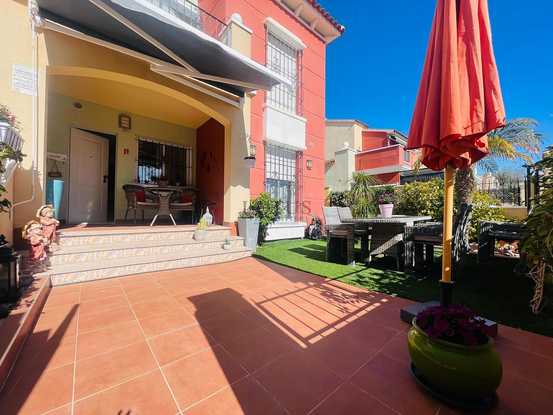 Fantastisk fin hörn markplan i Altos de la Bahia XI framför poolen! - Lotus Properties