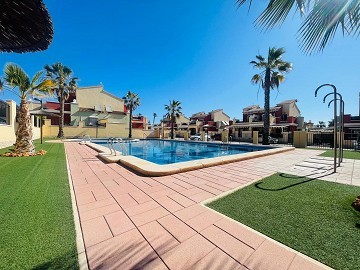Fantástica bonita planta baja esquinera en Altos de la Bahía XI frente a la piscina! - Lotus Properties