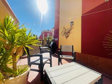 Fantástica bonita planta baja esquinera en Altos de la Bahía XI frente a la piscina! - Lotus Properties