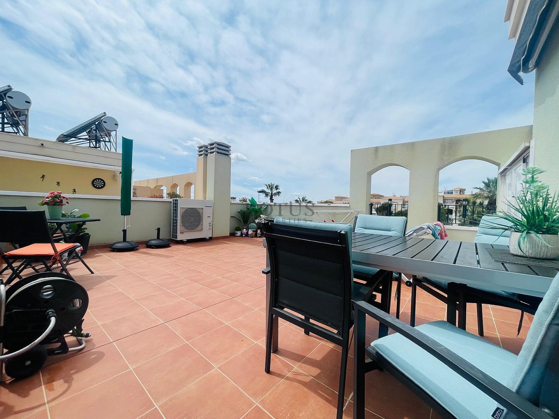 Super fin takvåning med takterrass i sydväst läge i Altos de la Bahia XI - Lotus Properties