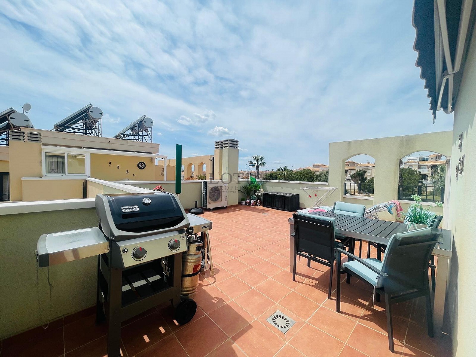 Super fin takvåning med takterrass i sydväst läge i Altos de la Bahia XI - Lotus Properties