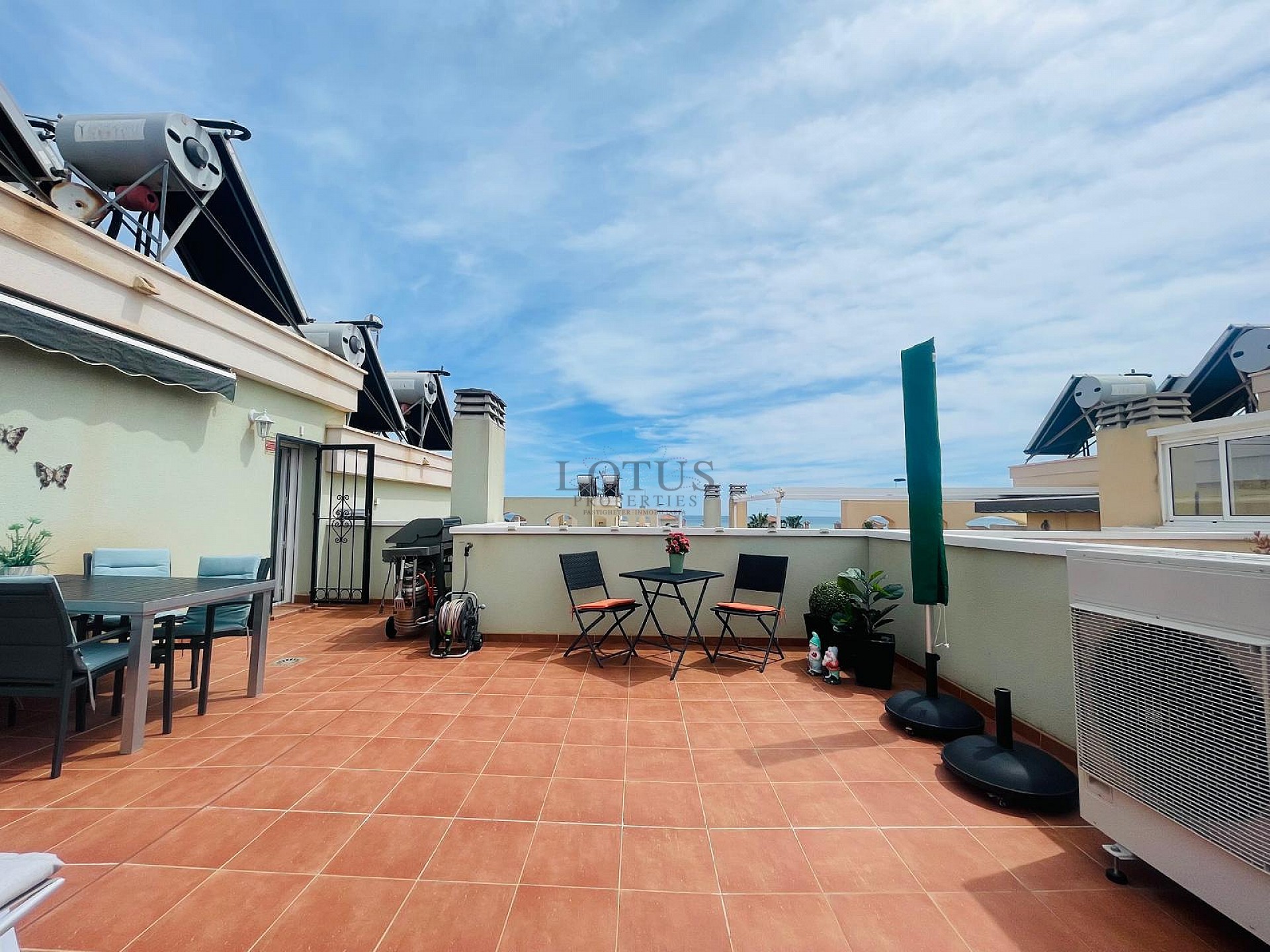 Super fin takvåning med takterrass i sydväst läge i Altos de la Bahia XI - Lotus Properties