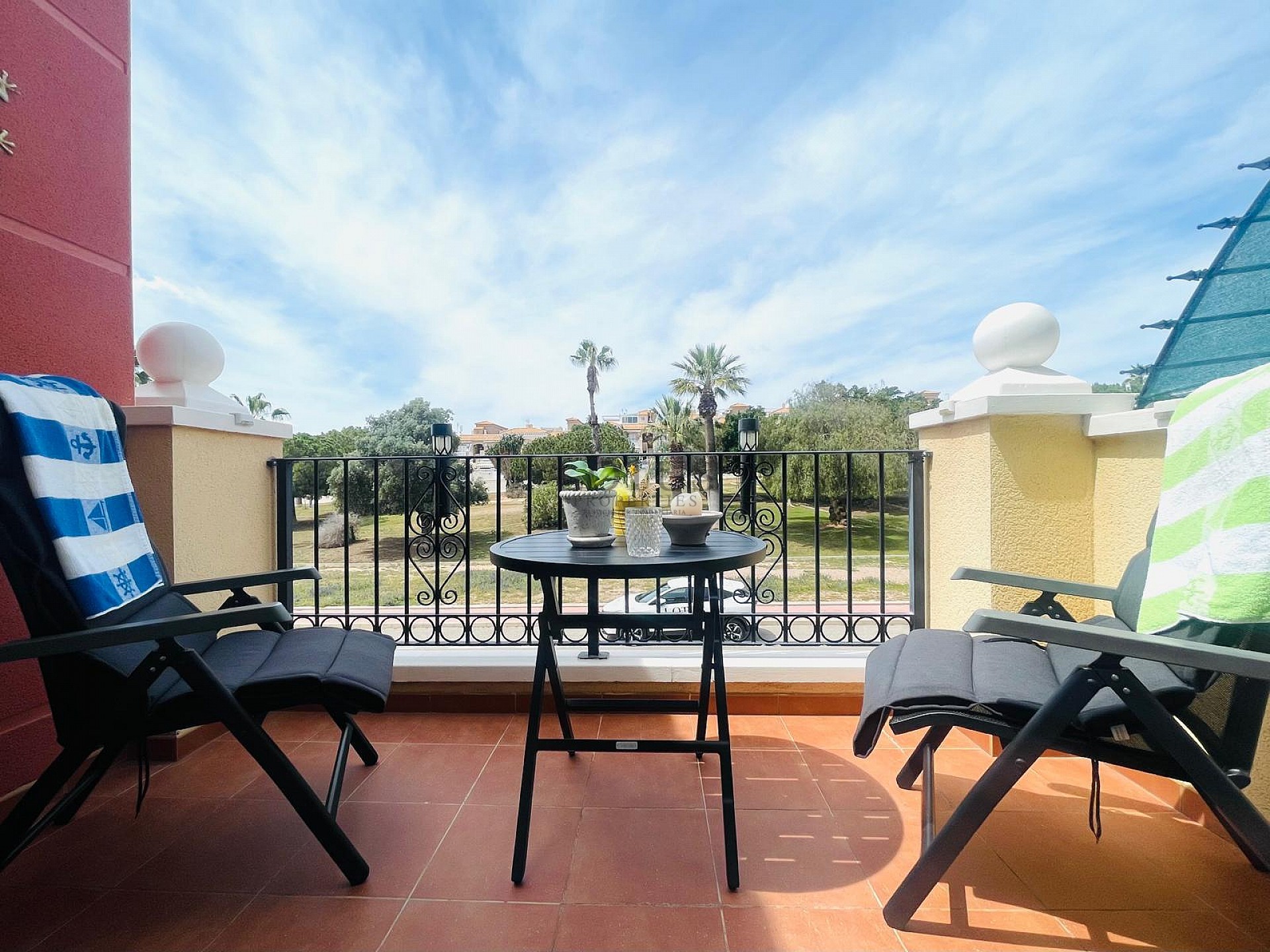 Super fin takvåning med takterrass i sydväst läge i Altos de la Bahia XI - Lotus Properties
