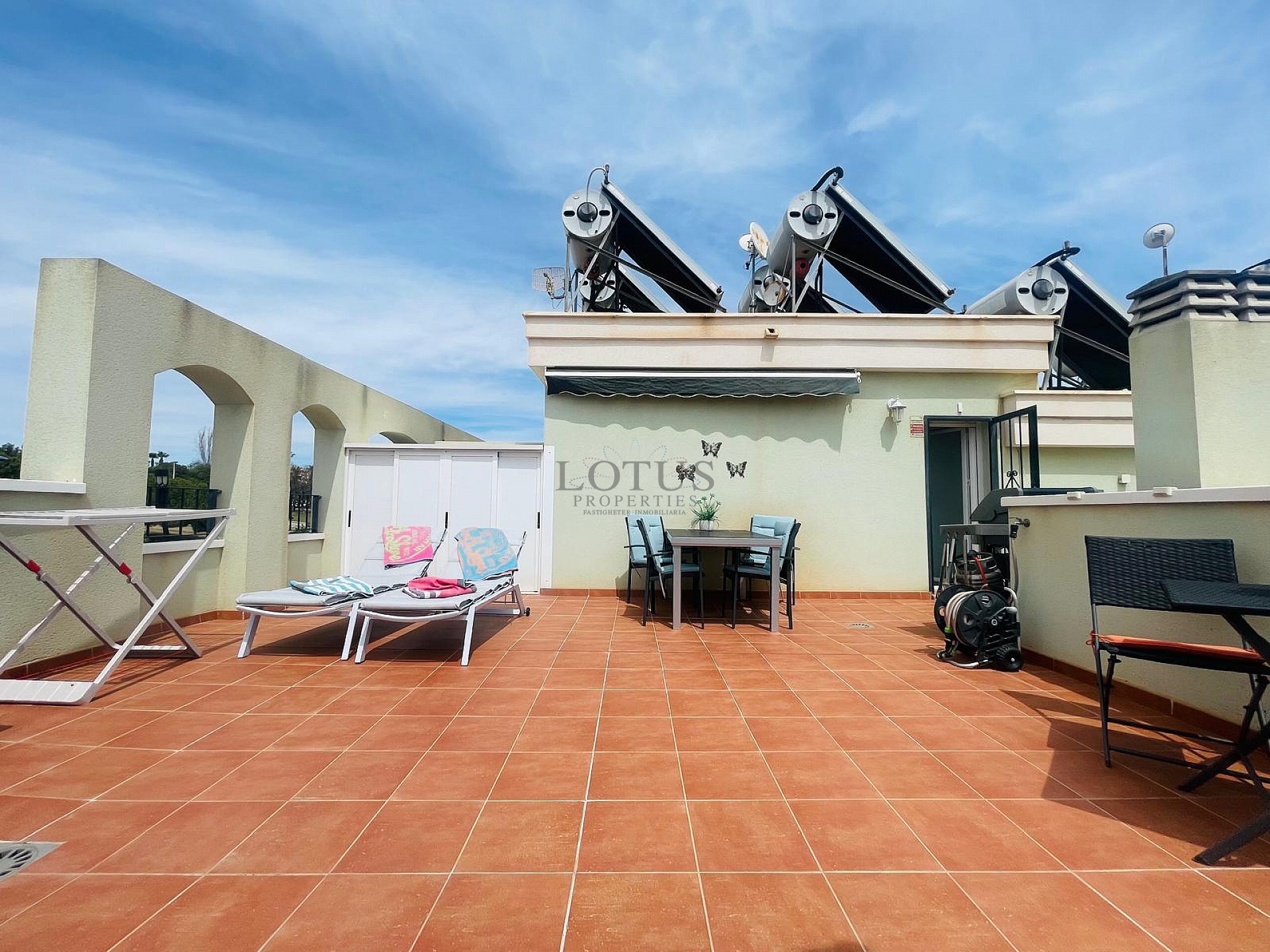 Super fin takvåning med takterrass i sydväst läge i Altos de la Bahia XI - Lotus Properties