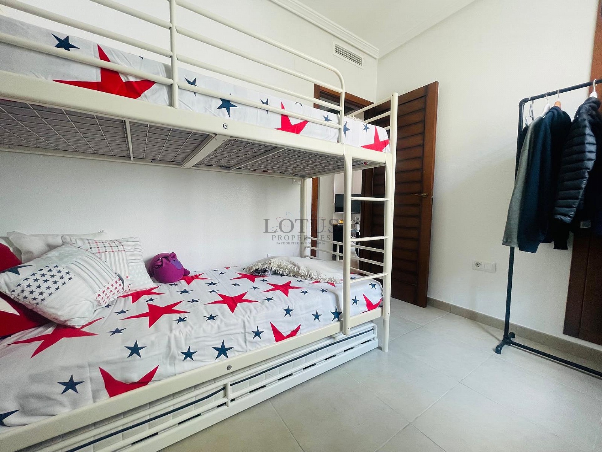 Super fin takvåning med takterrass i sydväst läge i Altos de la Bahia XI - Lotus Properties