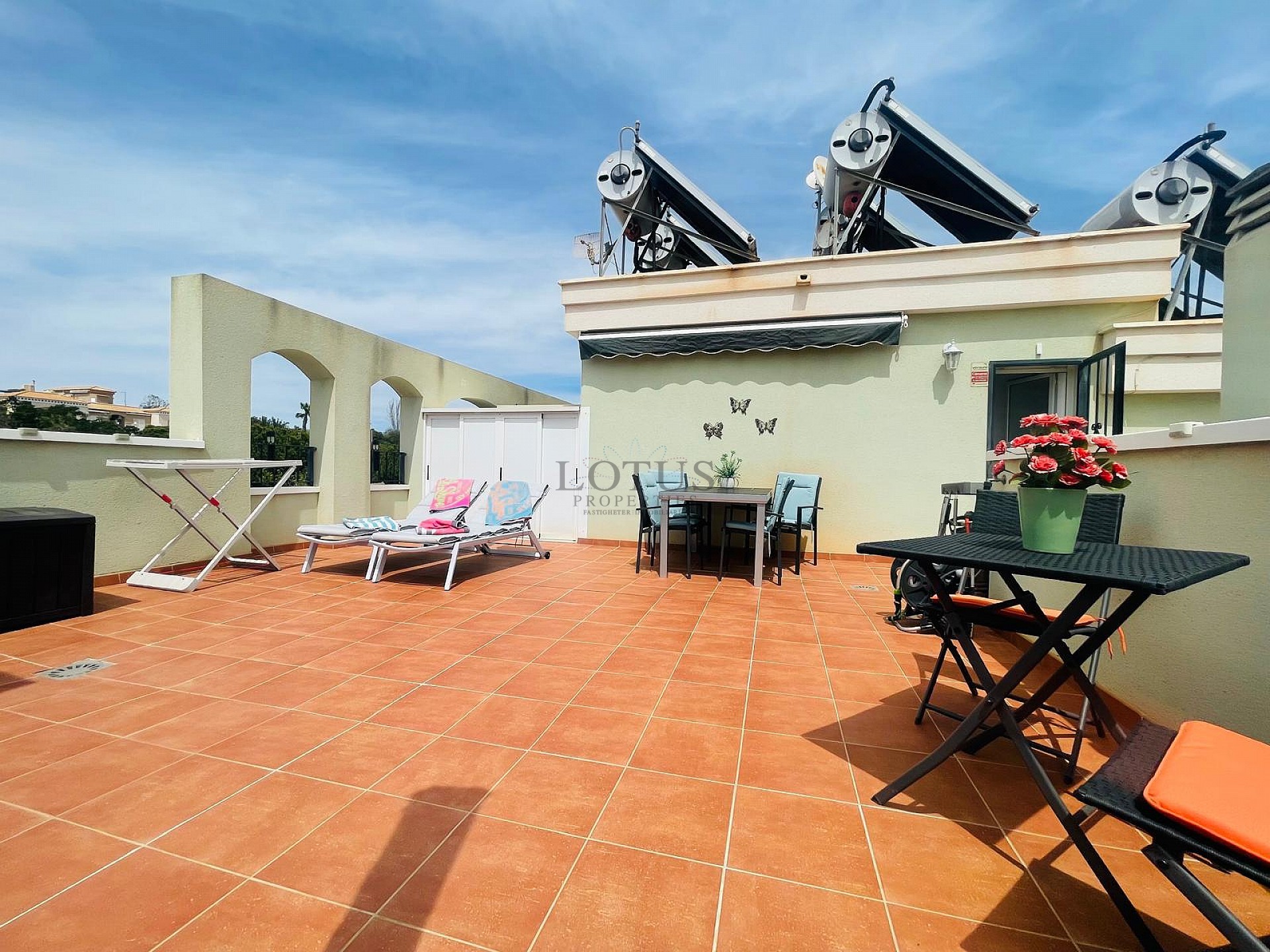 Super fin takvåning med takterrass i sydväst läge i Altos de la Bahia XI - Lotus Properties