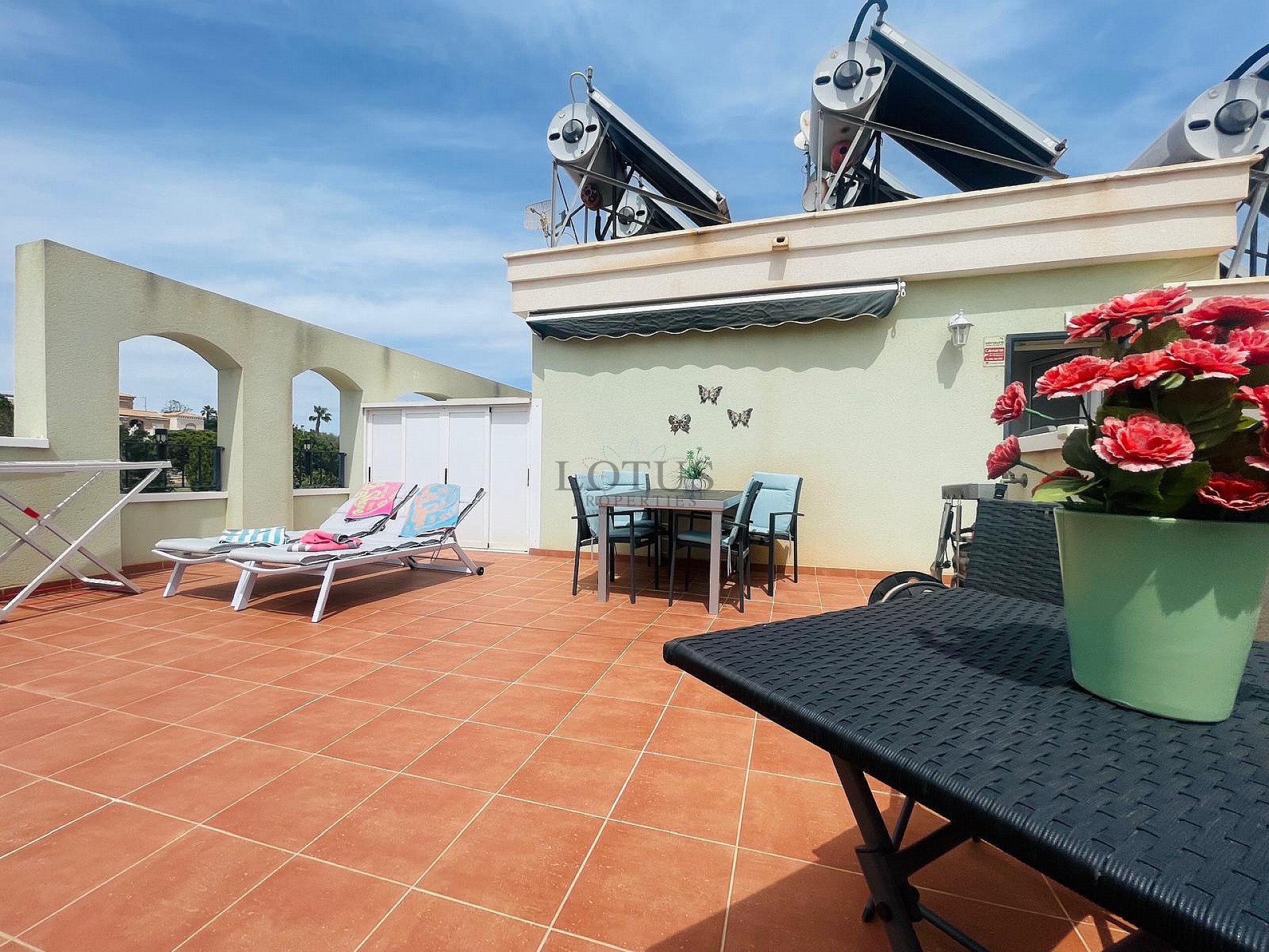 Super fin takvåning med takterrass i sydväst läge i Altos de la Bahia XI - Lotus Properties