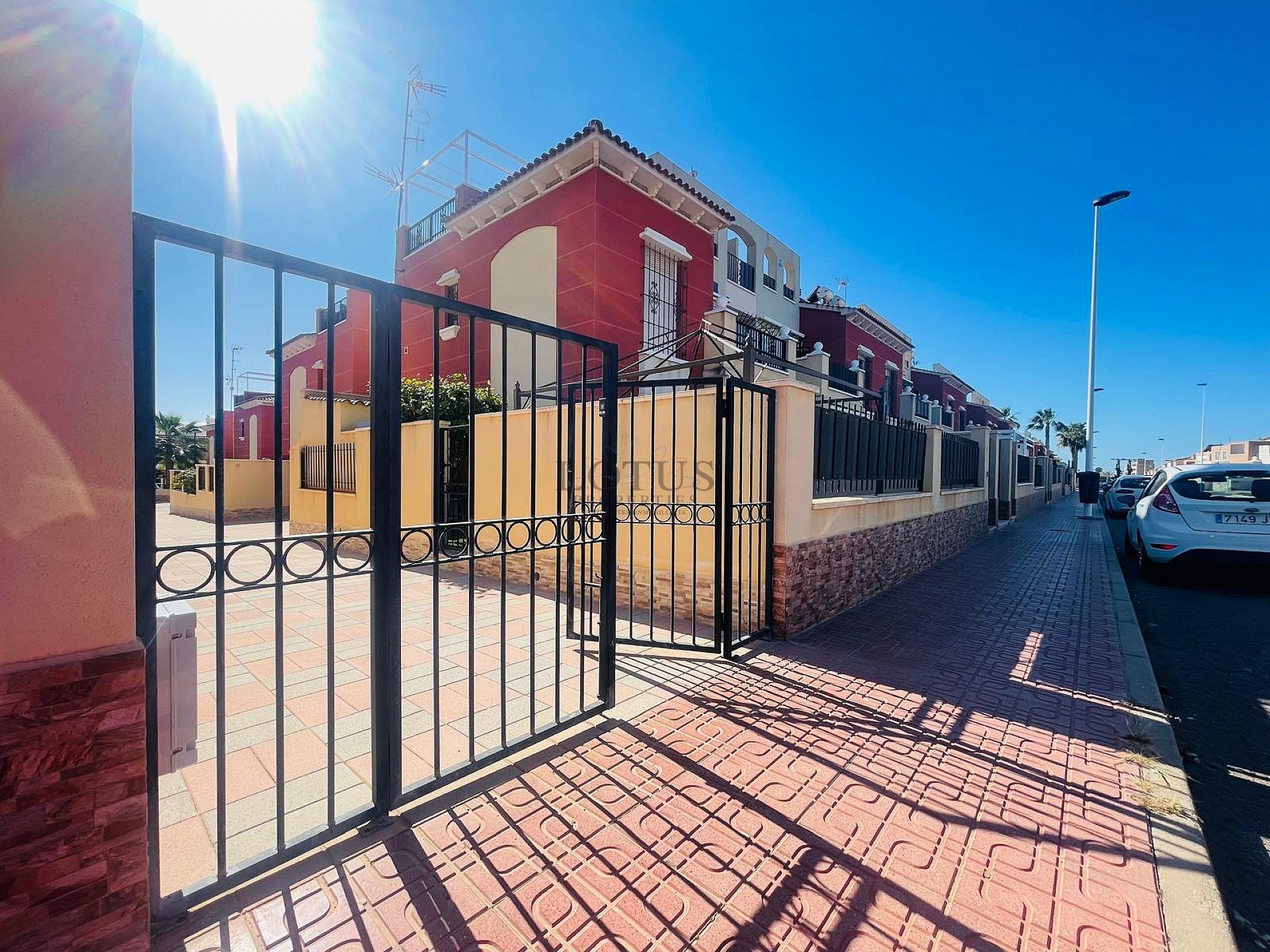 Fantastisk fin hörn markplan i Altos de la Bahia XI framför poolen! - Lotus Properties