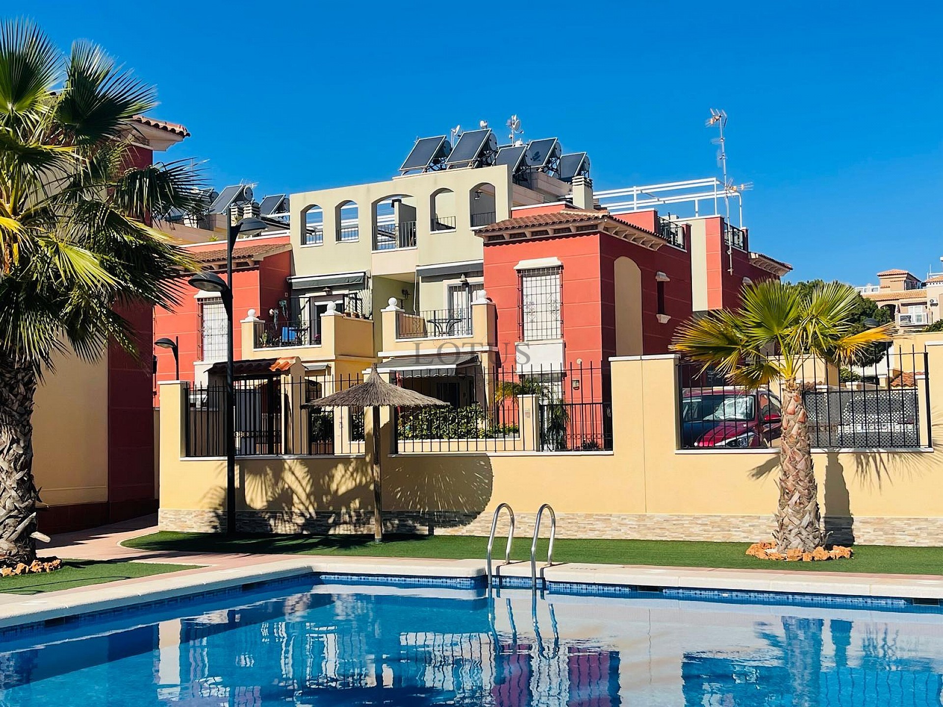 Fantastisk fin hörn markplan i Altos de la Bahia XI framför poolen! - Lotus Properties