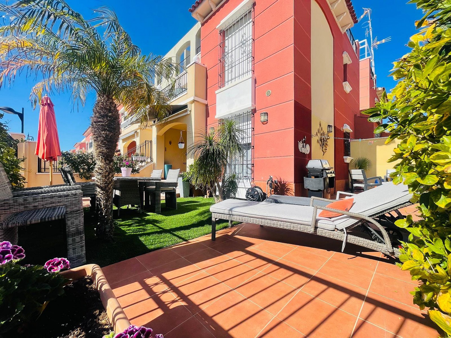 Fantastisk fin hörn markplan i Altos de la Bahia XI framför poolen! - Lotus Properties