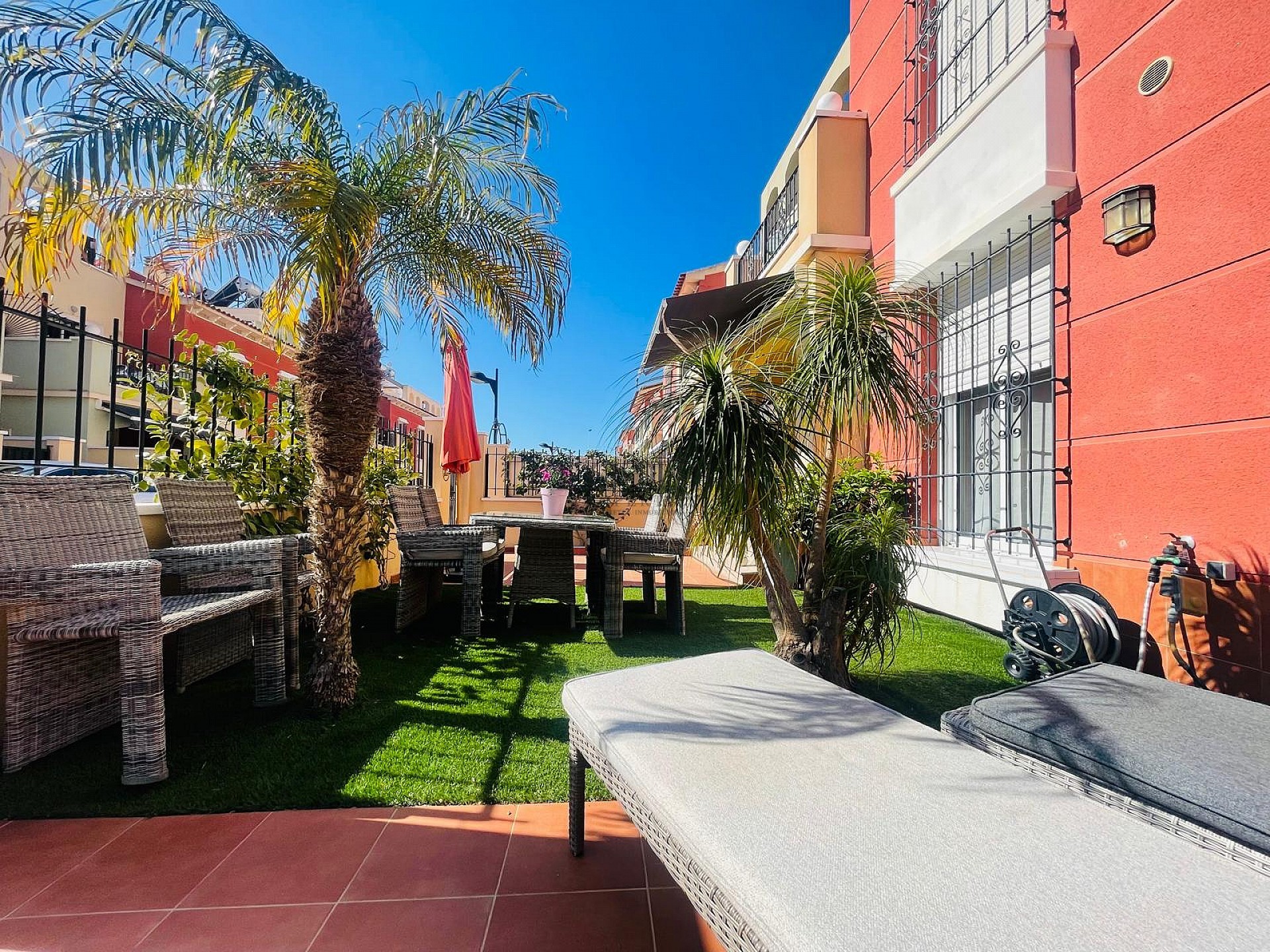 Fantastisk fin hörn markplan i Altos de la Bahia XI framför poolen! - Lotus Properties