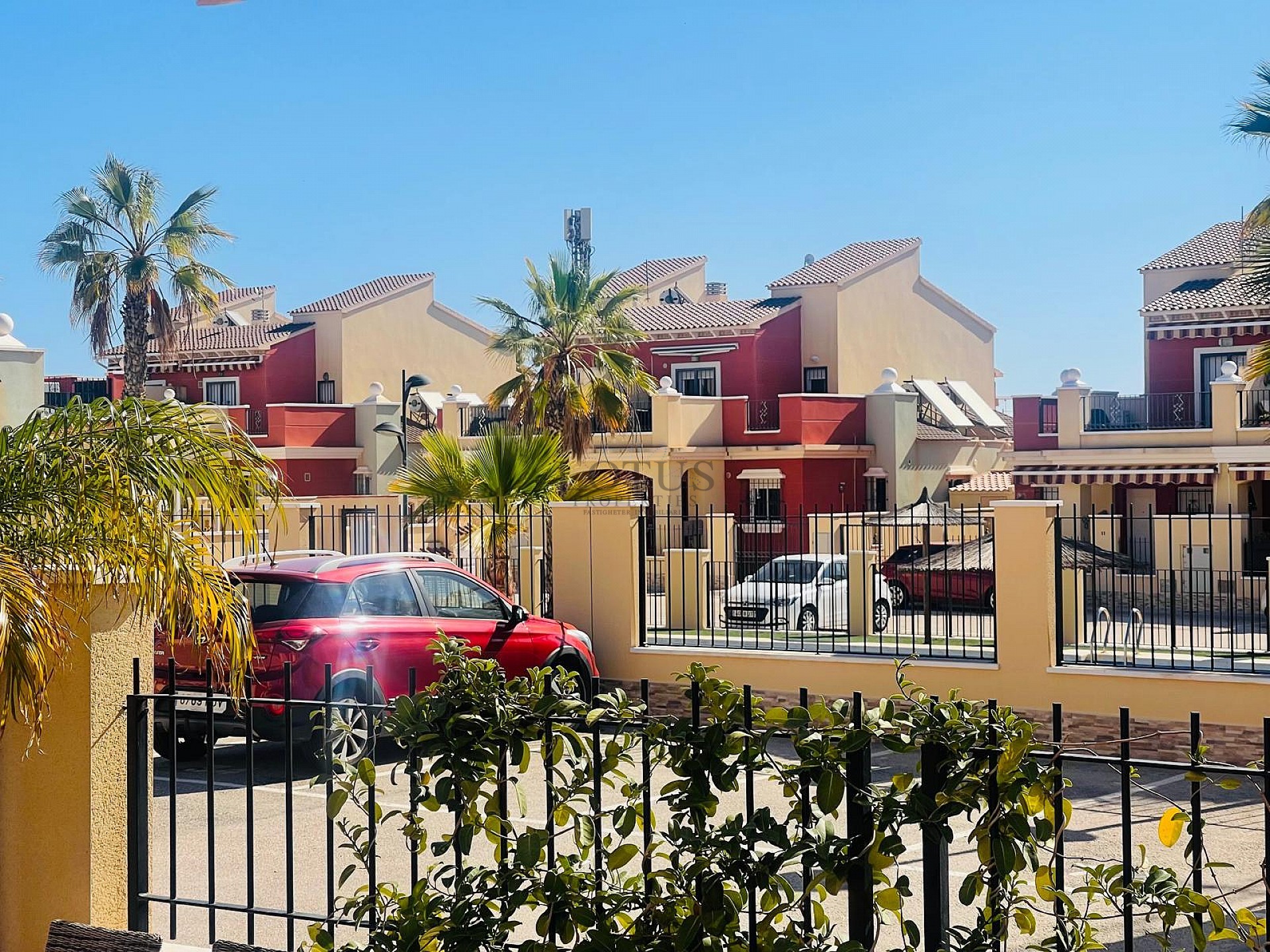 Fantastisk fin hörn markplan i Altos de la Bahia XI framför poolen! - Lotus Properties