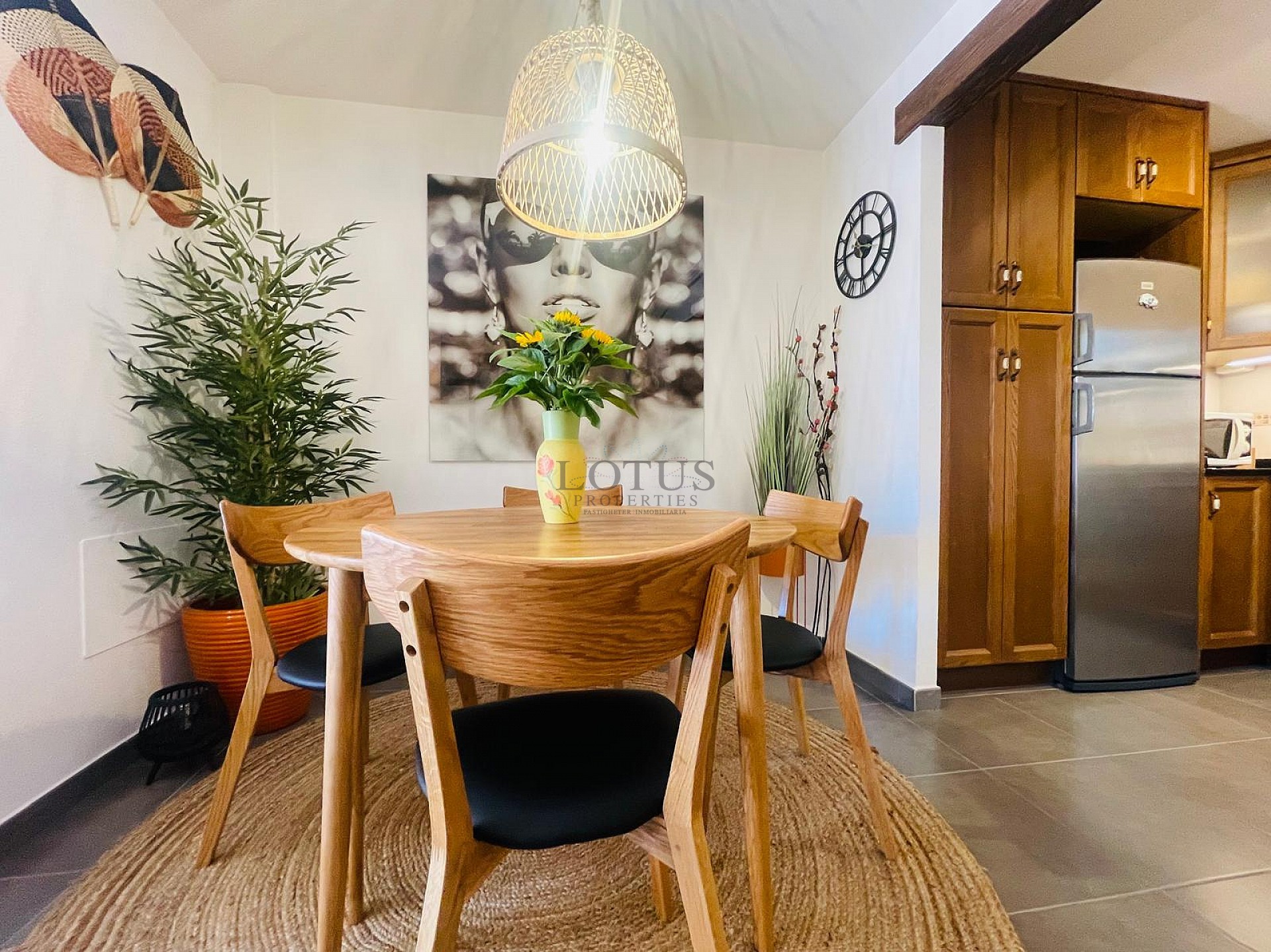 Fantastisk fin hörn markplan i Altos de la Bahia XI framför poolen! - Lotus Properties