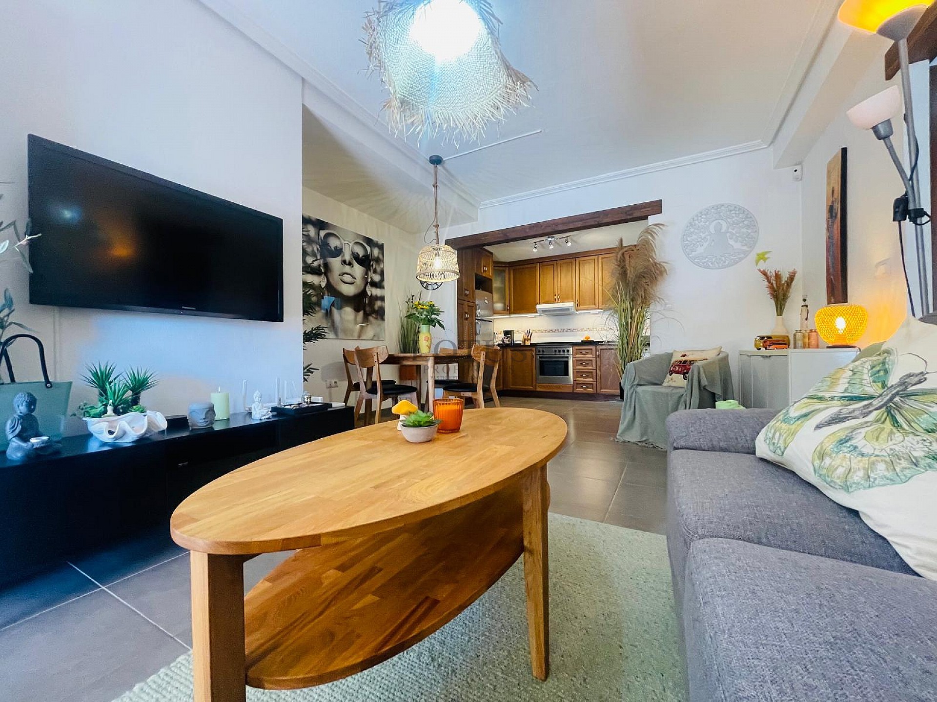 Fantastisk fin hörn markplan i Altos de la Bahia XI framför poolen! - Lotus Properties