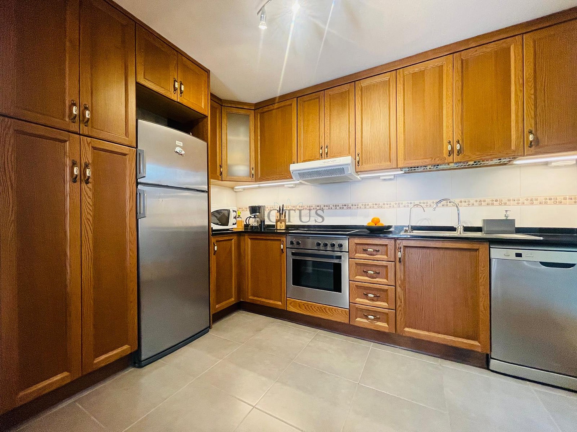 Fantastisk fin hörn markplan i Altos de la Bahia XI framför poolen! - Lotus Properties