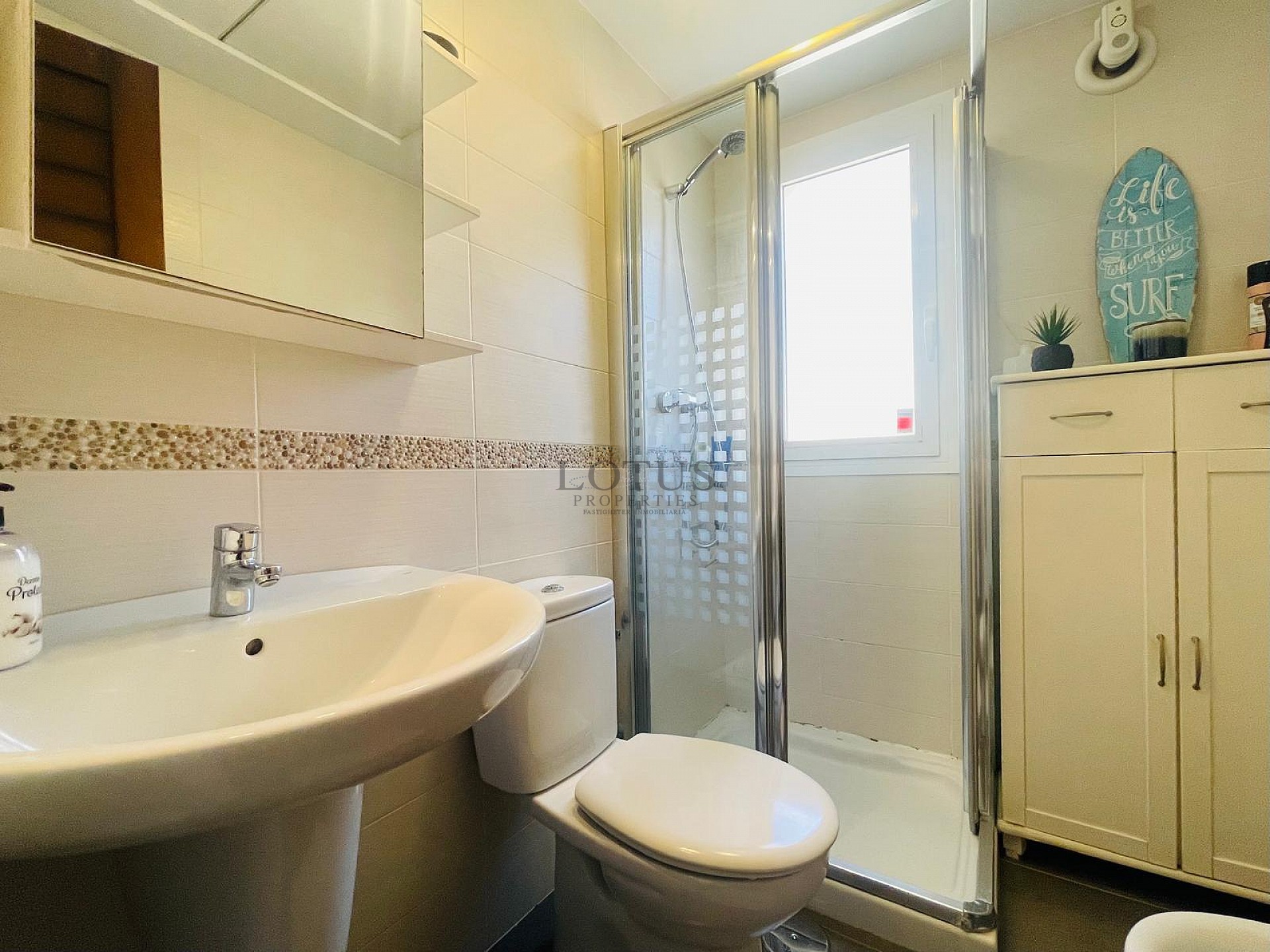 Fantastisk fin hörn markplan i Altos de la Bahia XI framför poolen! - Lotus Properties