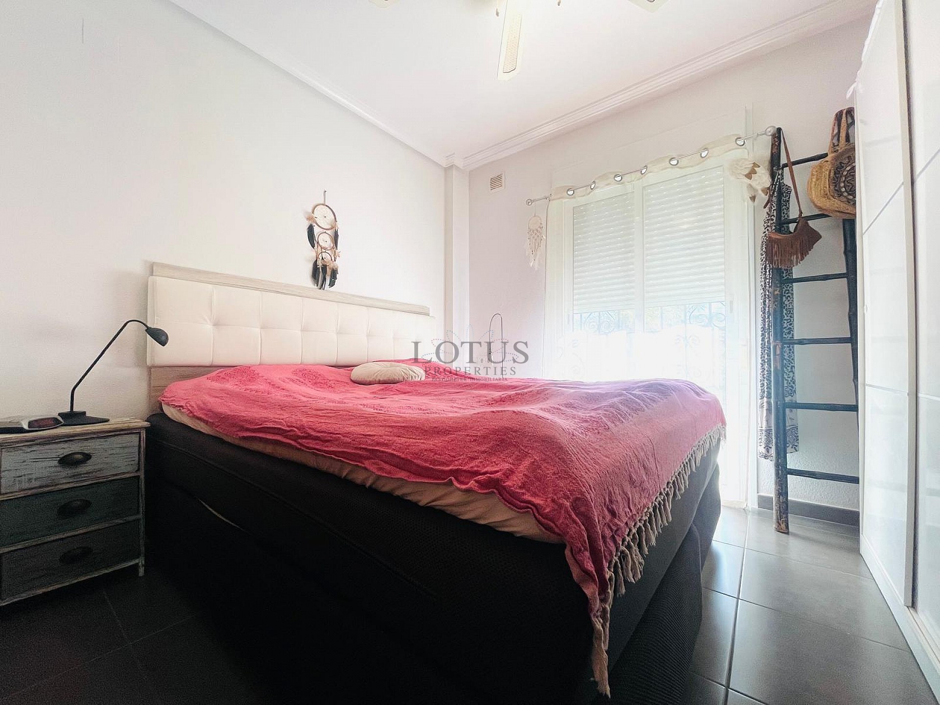 Fantastisk fin hörn markplan i Altos de la Bahia XI framför poolen! - Lotus Properties